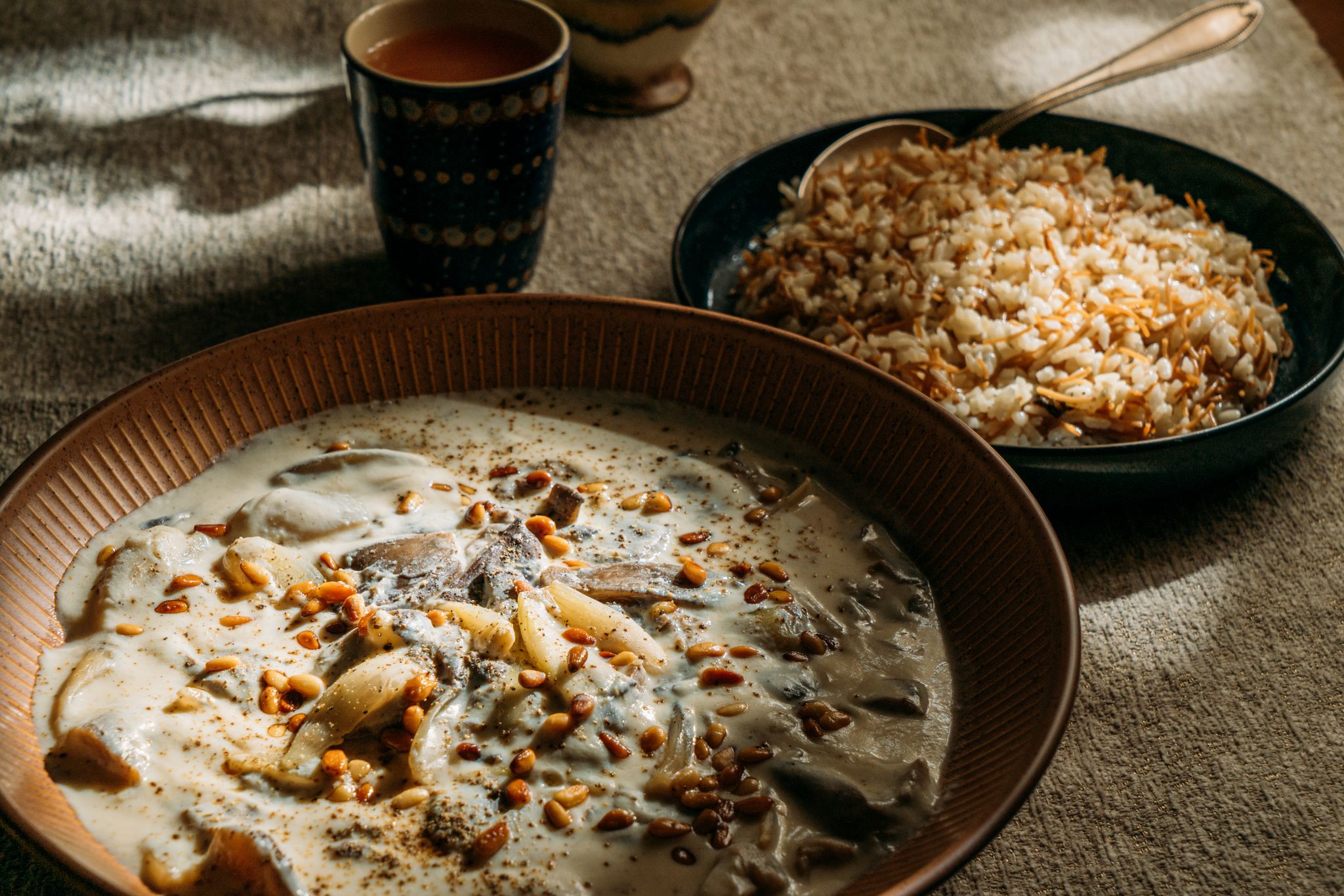 Shakriyeh funktioniert auch vegan: Pilze ersetzen darin das Lammfleisch, Sojajoghurt den Joghurt aus Kuhmilch.