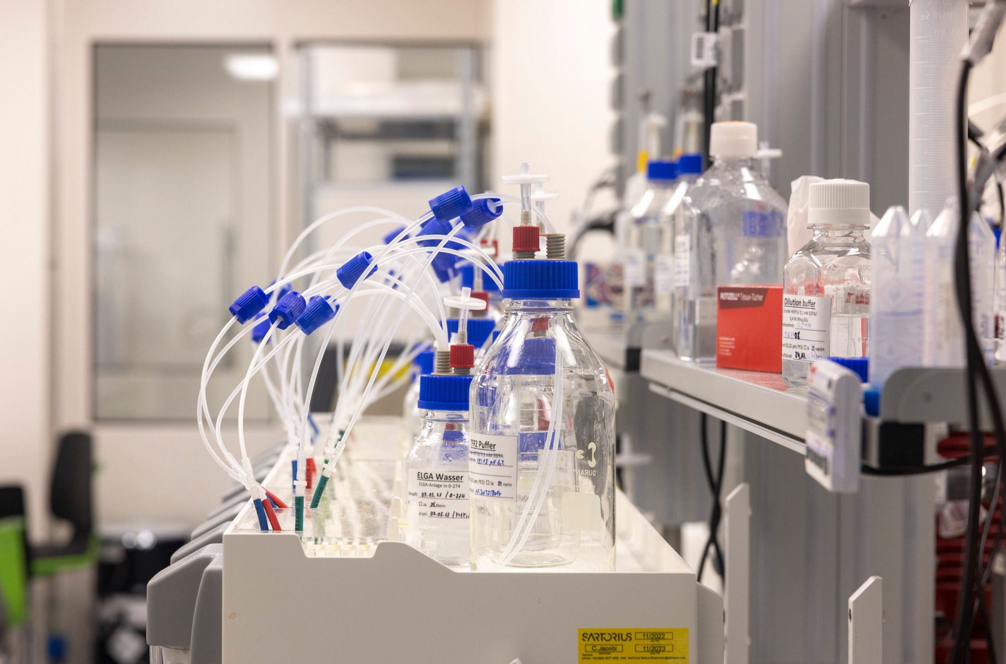 Tüffteln im Labor: Die Chemie- und Pharmaindustrie gibt so viel für Forschung aus wie nie zuvor (Archivbild)