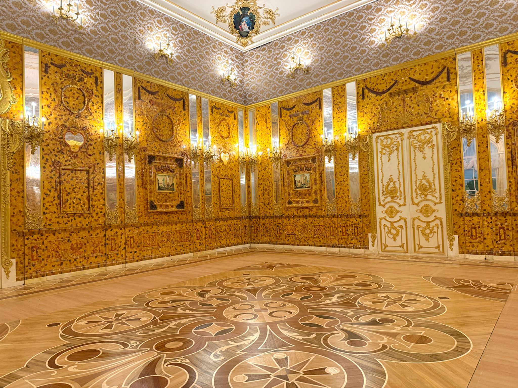 Bernsteinzimmer - ohne Bernstein, aber komplett: Im Mamerki-Museum in Polen ist seit Mai 2025 eine originalgetreue Nachbildung zu sehen.