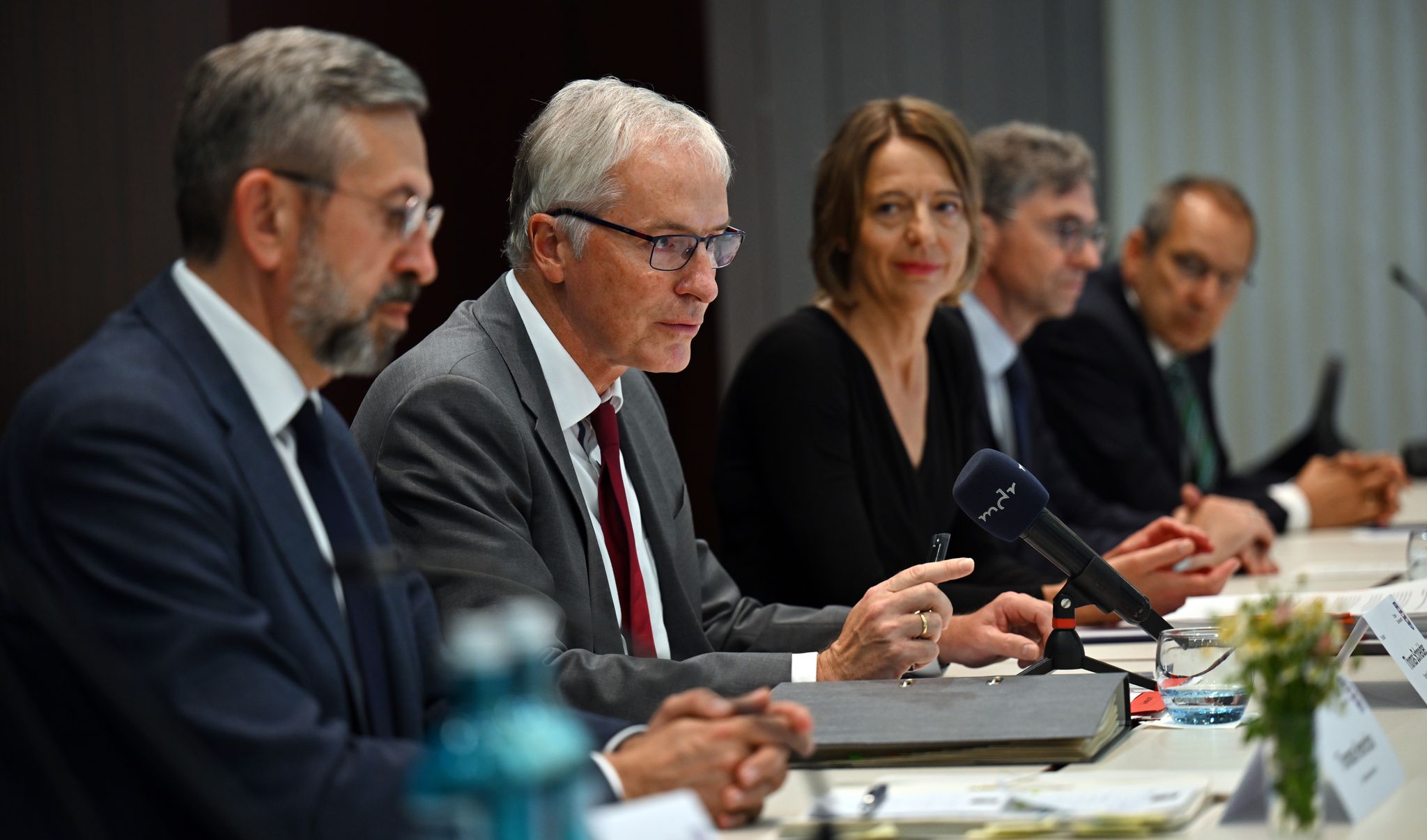 Wie umgehen mit Rechtsreferendaren, bei denen Zweifel an der Verfassungstreue besteht? Unter anderem mit dieser Frage haben sich die Präsidentinnen und Präsidenten der Oberlandesgerichte, des Kammergerichts, des Bayerischen Obersten Landesgerichts und des Bundesgerichtshofs bei ihrer Jahrestagung in Weimar beschäftigt.