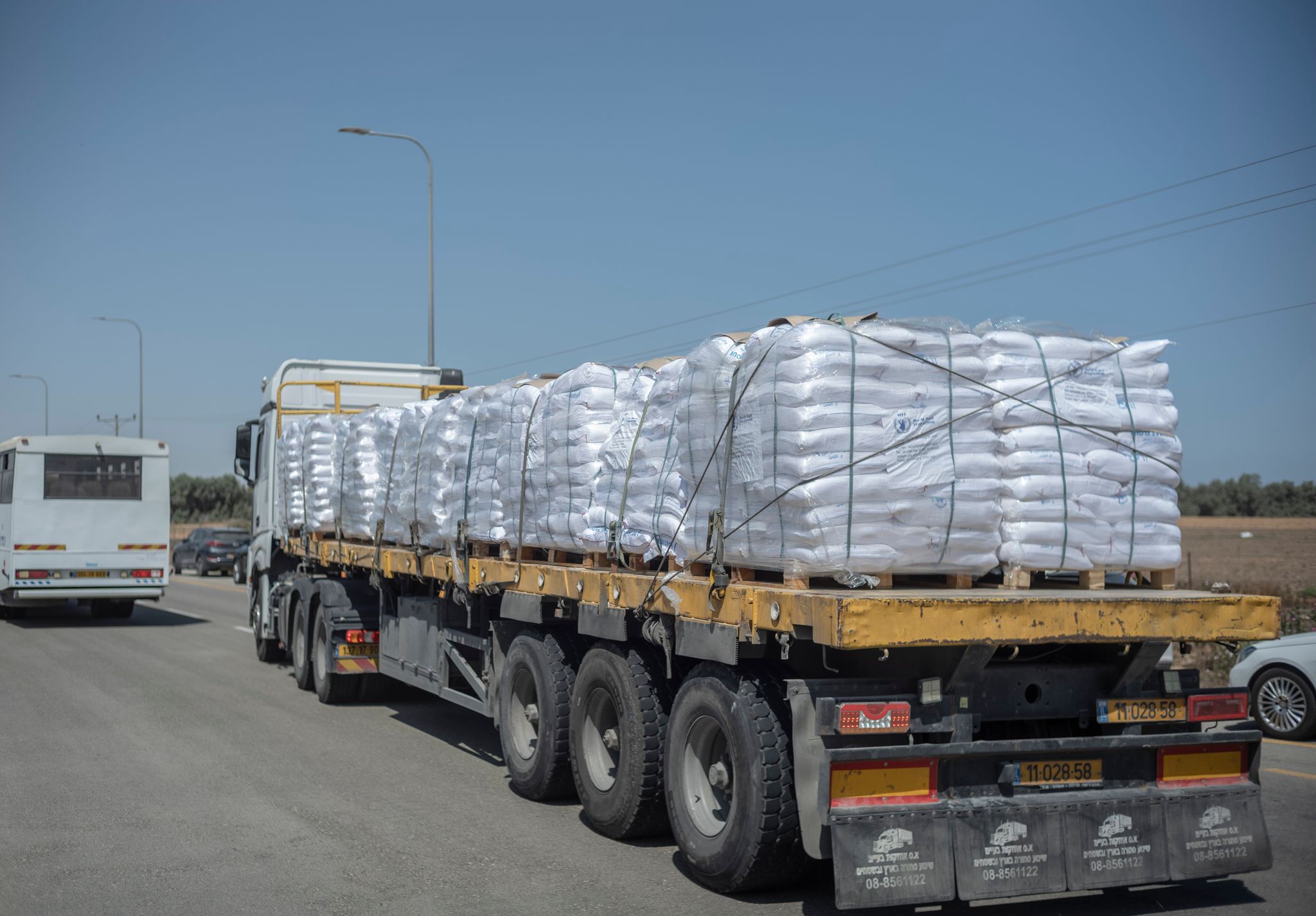Nach israelischen Angaben sind weitere Lastwagen mit Hilfsgütern im Gazastreifen angekommen. (Archivbild)