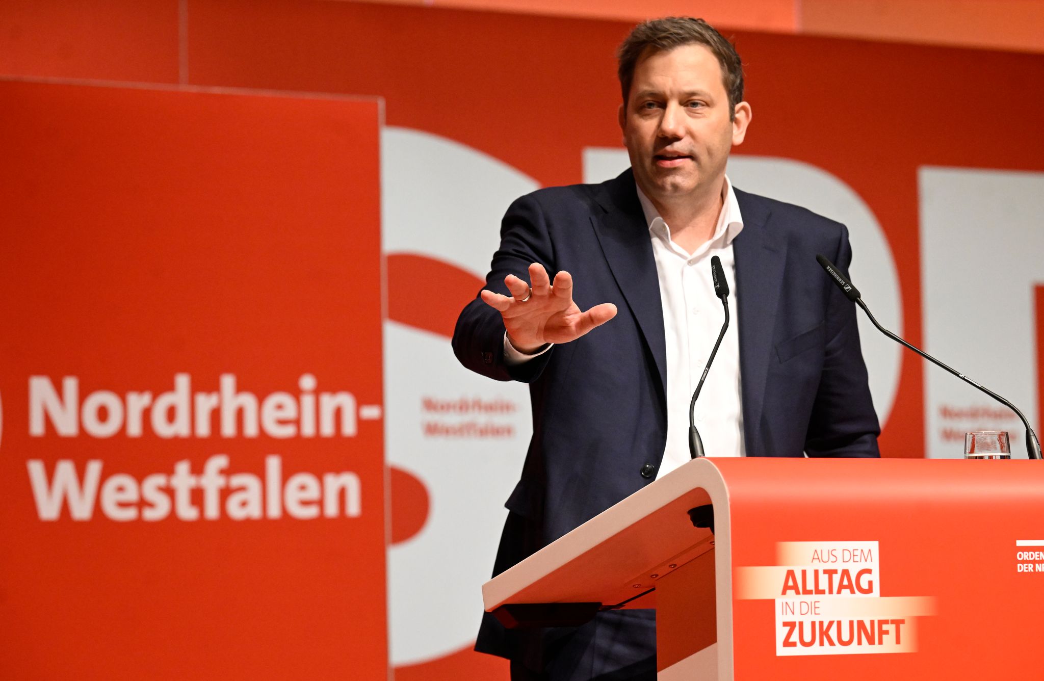 SPD-Bundesparteichef Lars Klingbeil weht von der nordrhein-westfälischen Basis ein scharfer Wind entgegen.