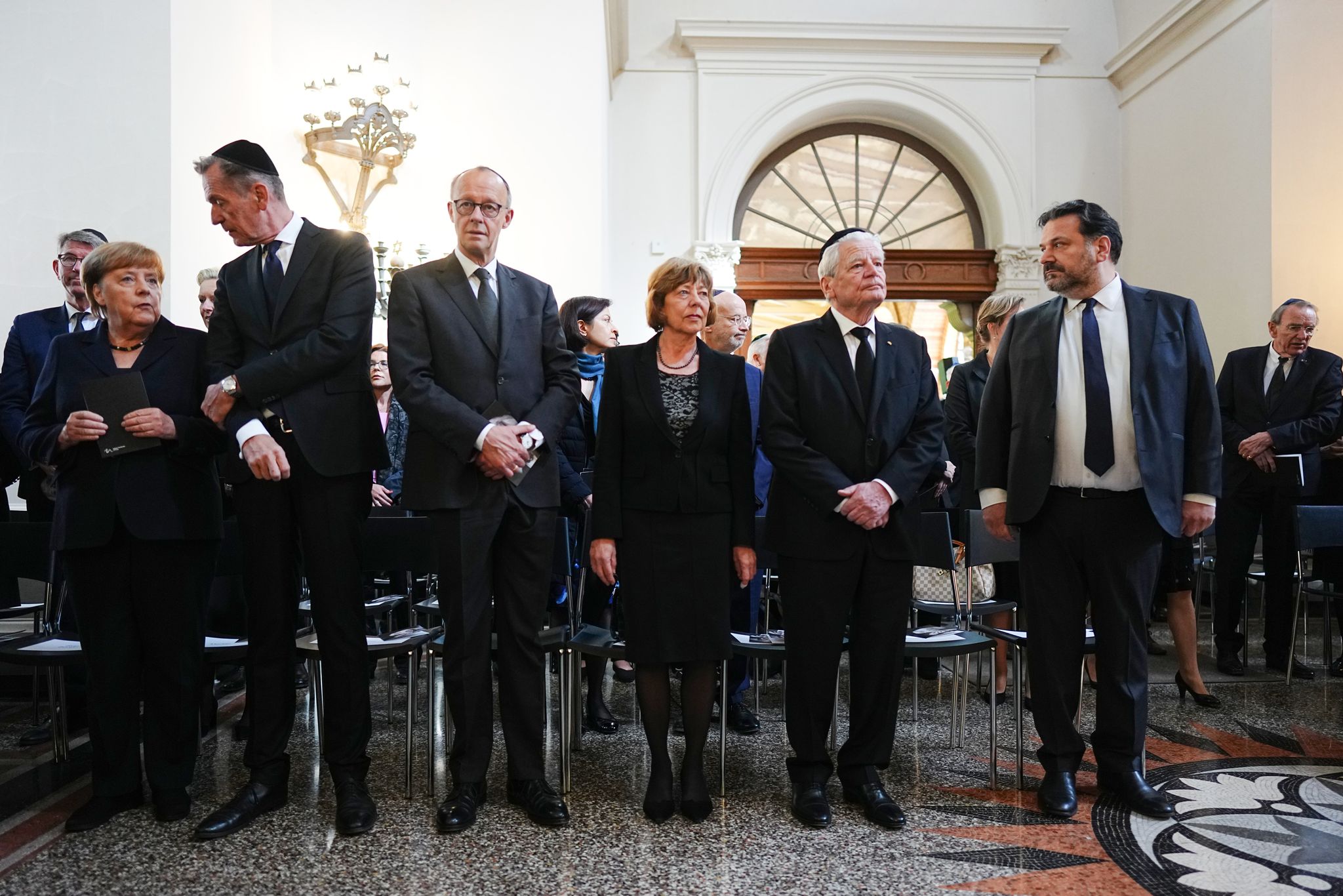 Zu den Trauergästen gehören Bundeskanzler Friedrich Merz, der frühere Bundespräsident Joachim Gauck und die ehemalige Kanzlerin Angela Merkel.