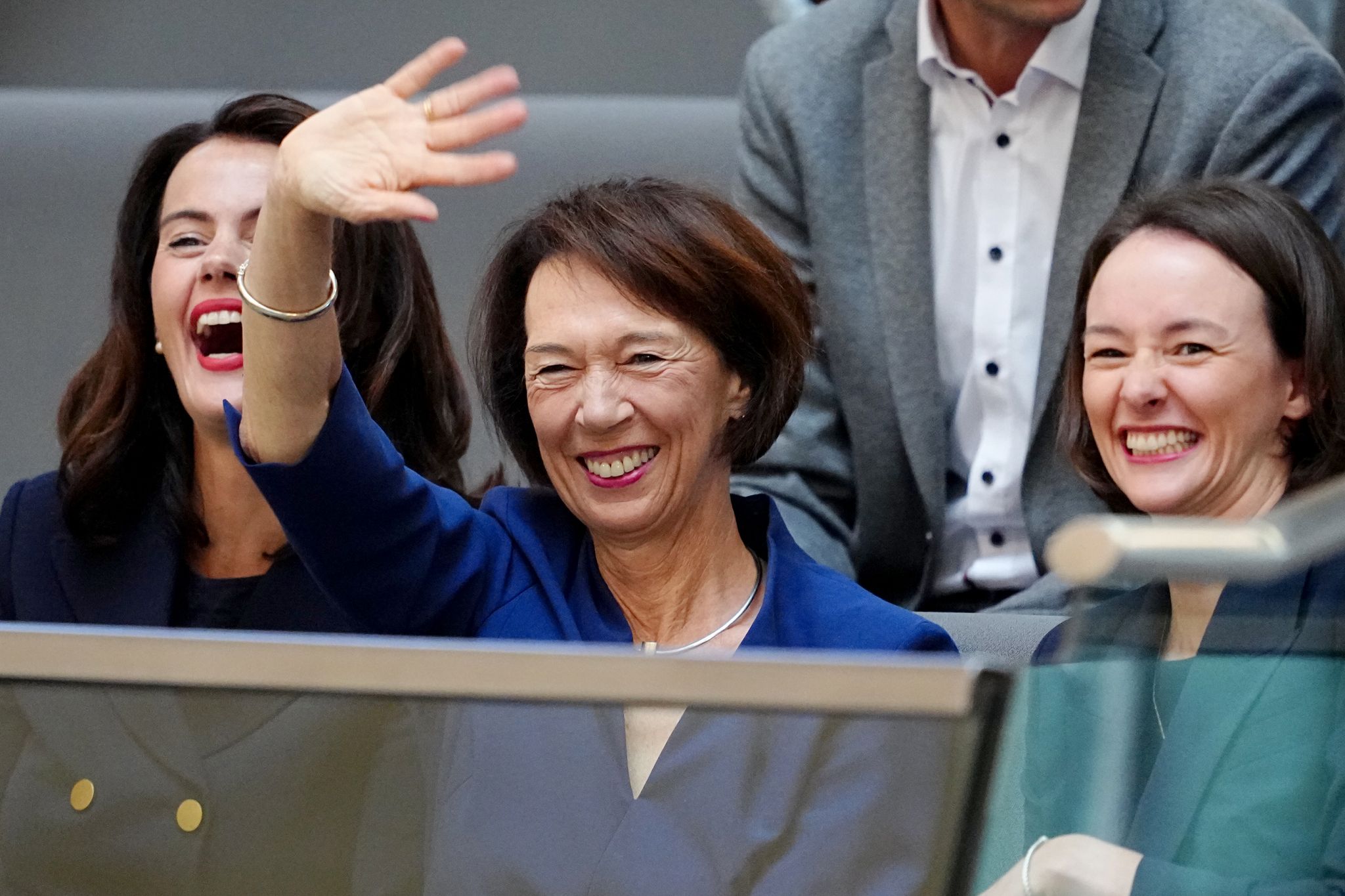 Charlotte Merz (M), Ehefrau des designierten Bundeskanzlers Merz, und ihre Töchter Carola Clüsener (l) und Constanze Merz verfolgen die Kanzlerwahl im Bundestag von der Besuchertribüne aus.