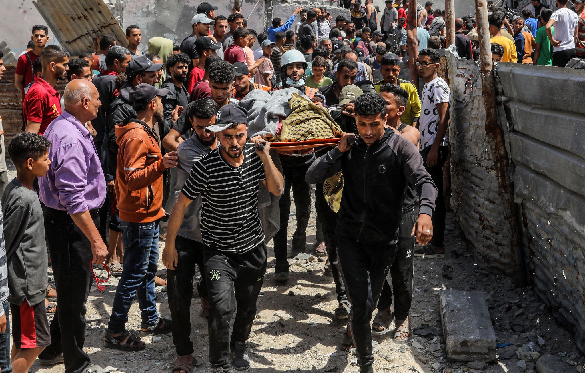 Palästinenser tragen Opfer eines Luftangriffs.