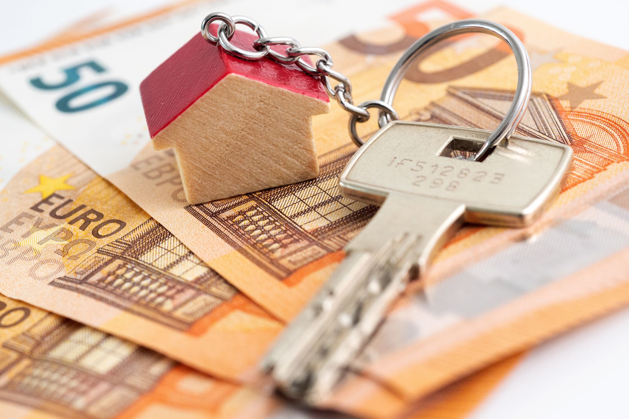 Spätestens mit der Übergabe der Wohnungsschlüssel ist in der Regel ein Teil der Kaution fällig. Der Gesamtbetrag darf in Raten bezahlt werden.