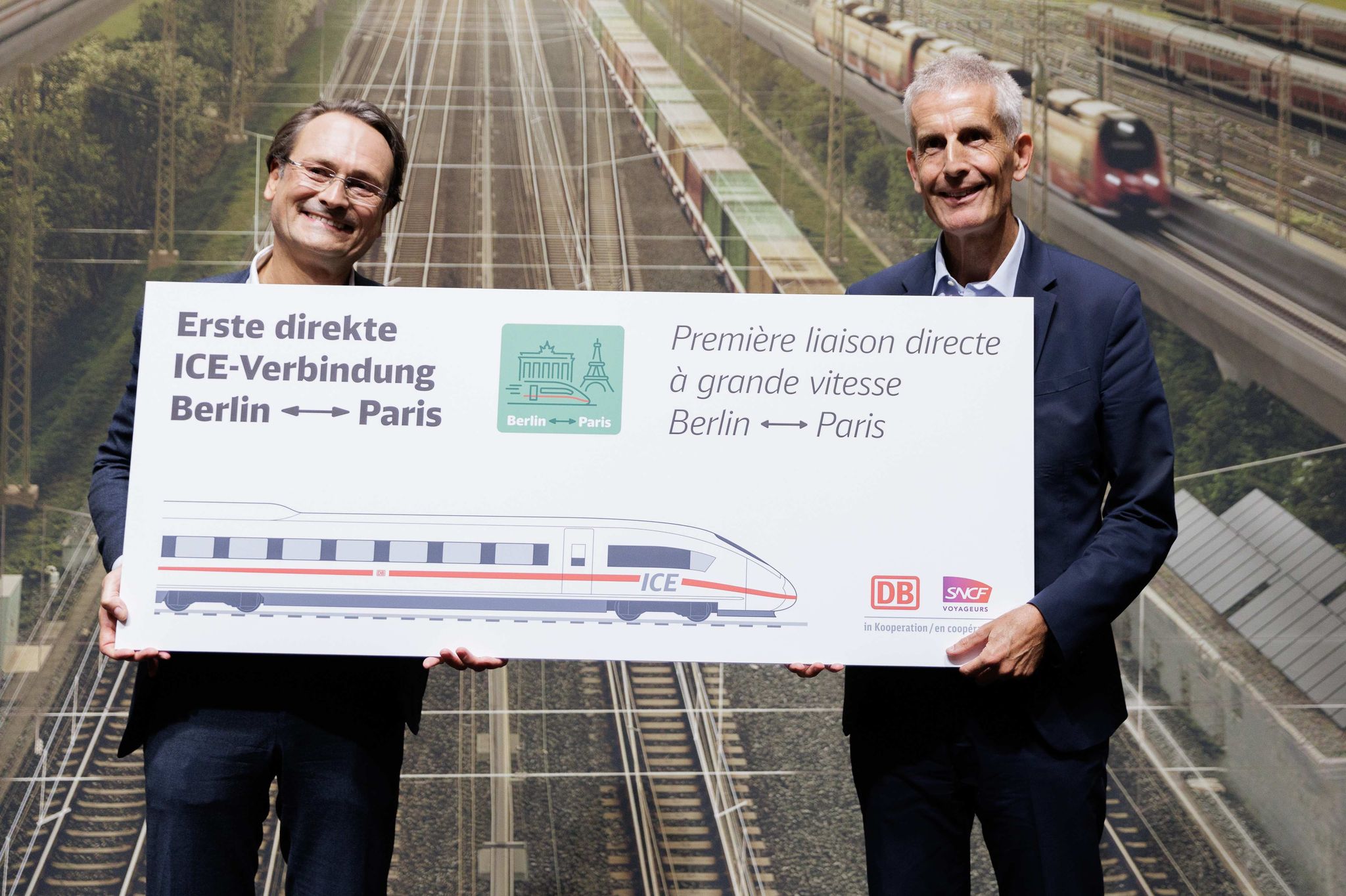 Mit großem Tamtam hat Bahn-Fernverkehrsvorstand Michael Peterson (l) mit seinem französischen Kollegen die neue Verbindung zwischen Berlin und Paris vorgestellt. (Archivbild)