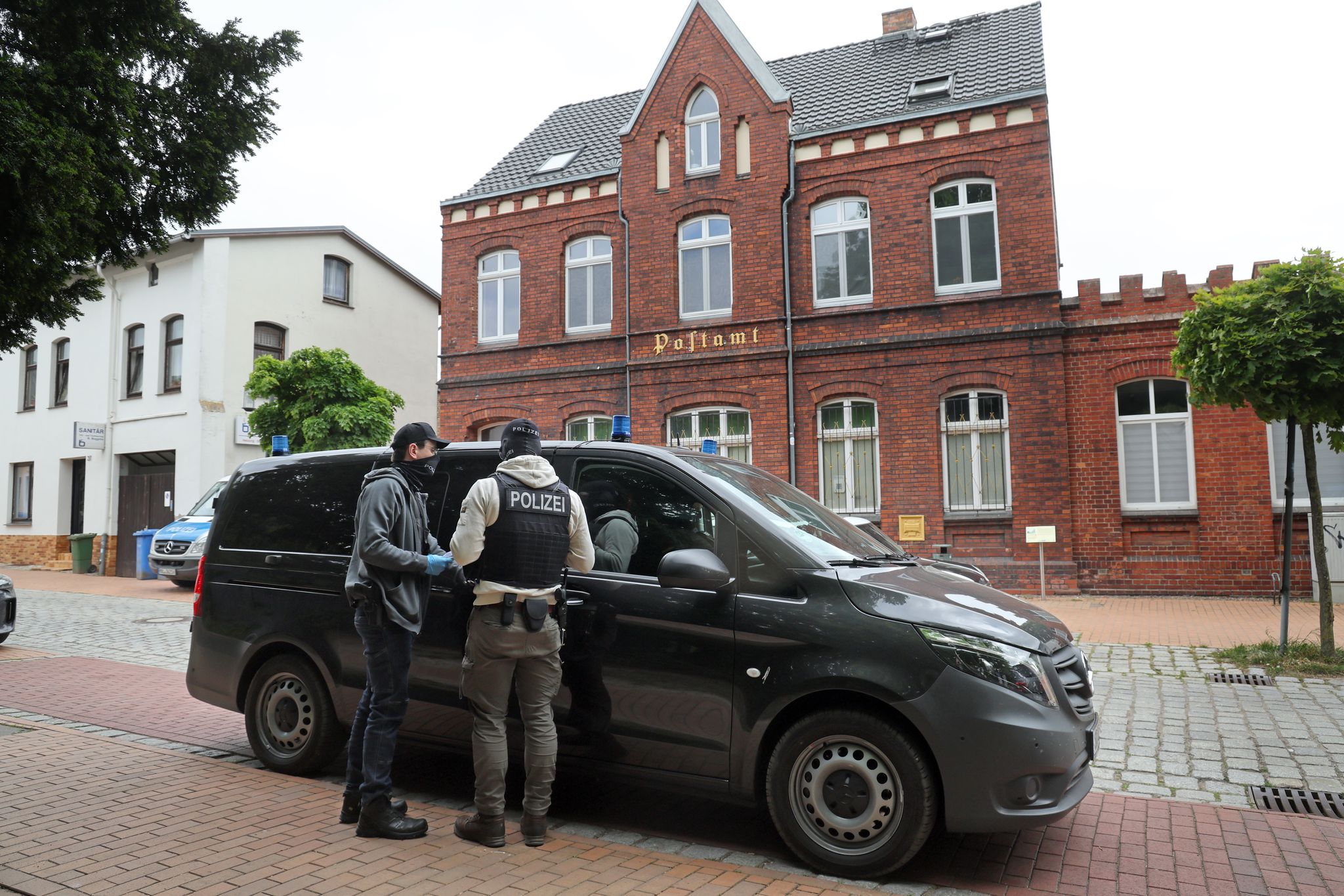Die Festgenommenen stehen im Verdacht, Mitglieder einer rechtsextremistischen terroristischen Vereinigung zu sein. Der jüngste von ihnen ist 14 Jahre alt.