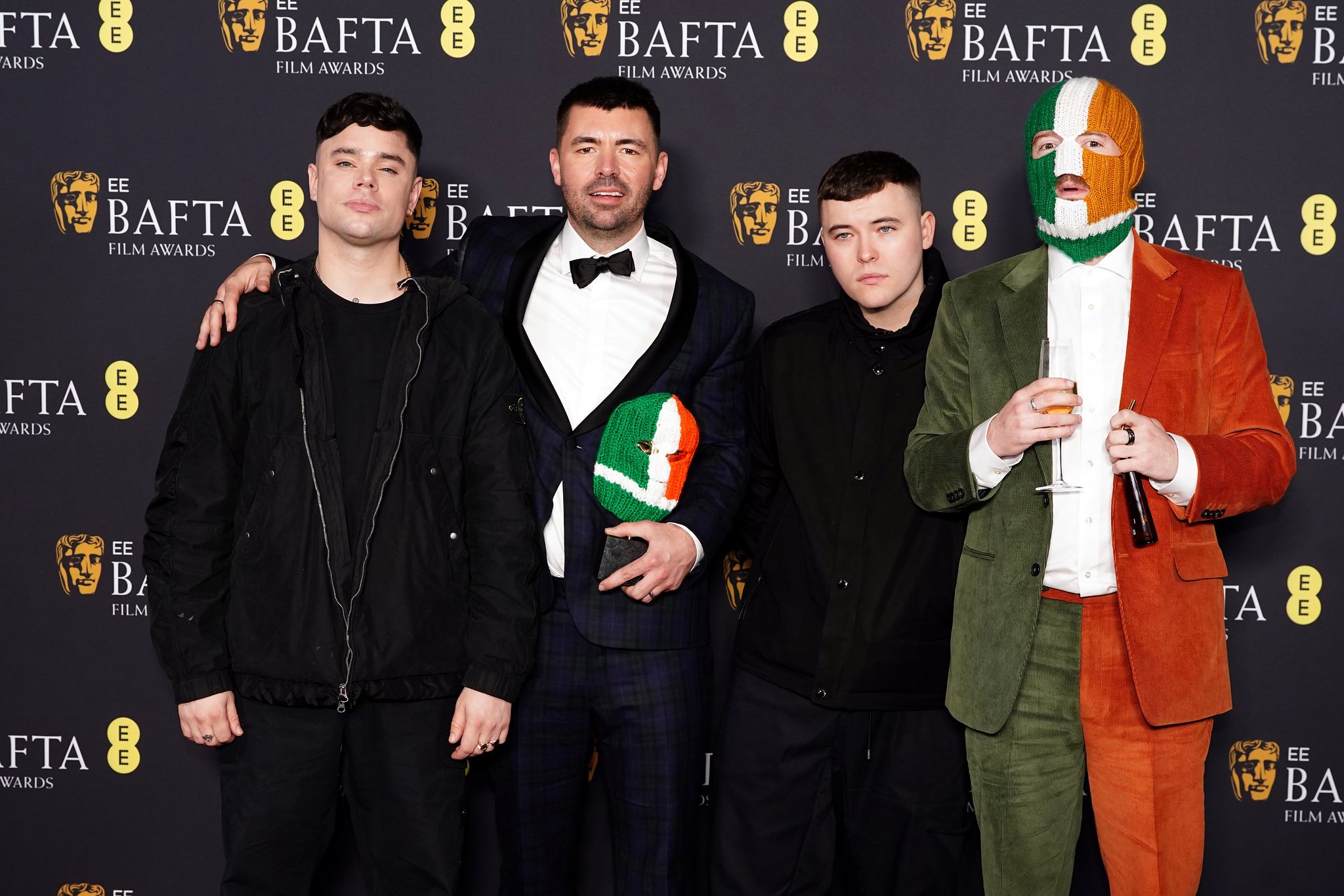 Die nun ins Visier von Ermittlungen geratene Band Kneecap wurde gemeinsam mit Regisseur und Autor Rich Peppiatt (Zweiter von links) bei den Bafta-Awards für einen gemeinsamen Film ausgezeichnet.