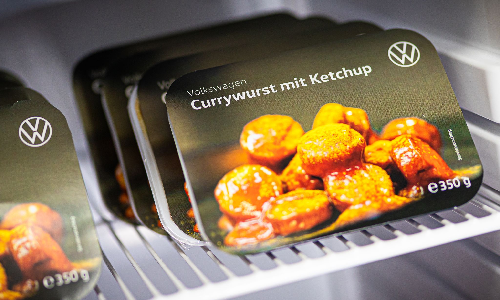 Die VW-Currywurst steht künftig auch als Fertiggericht im Supermarktregal.