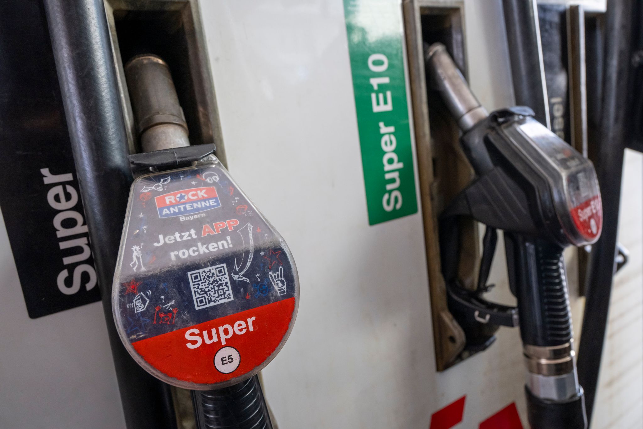Super E10 ist typischerweise etwa sechs Cent billiger als E5, wird aber seltener getankt.