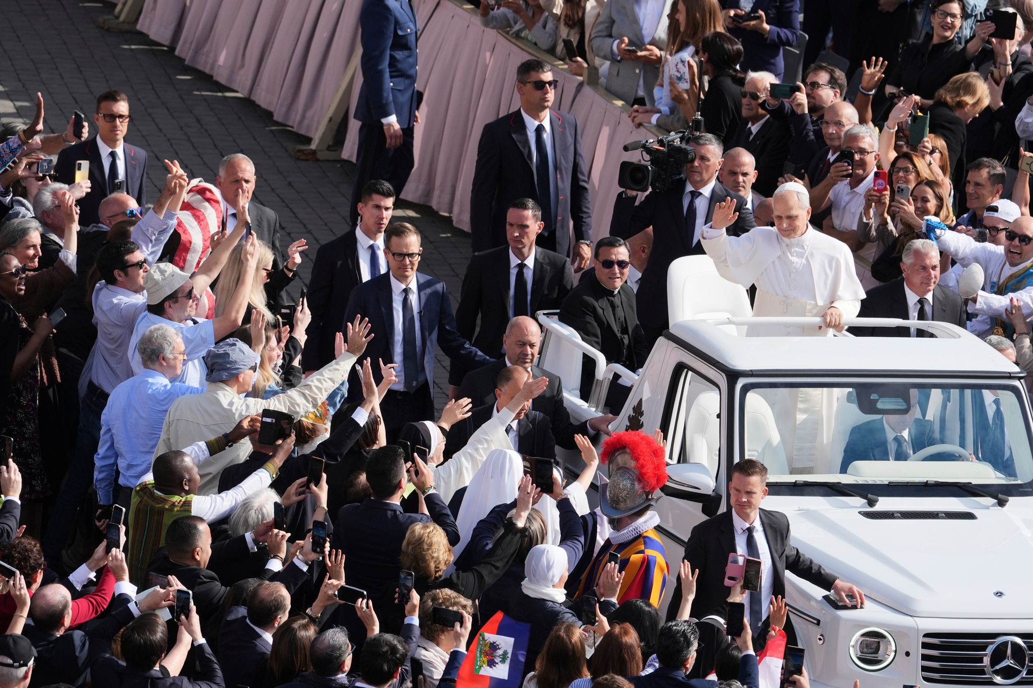 In seinem Papamobil unterwegs: Der neue Papst in Rom.