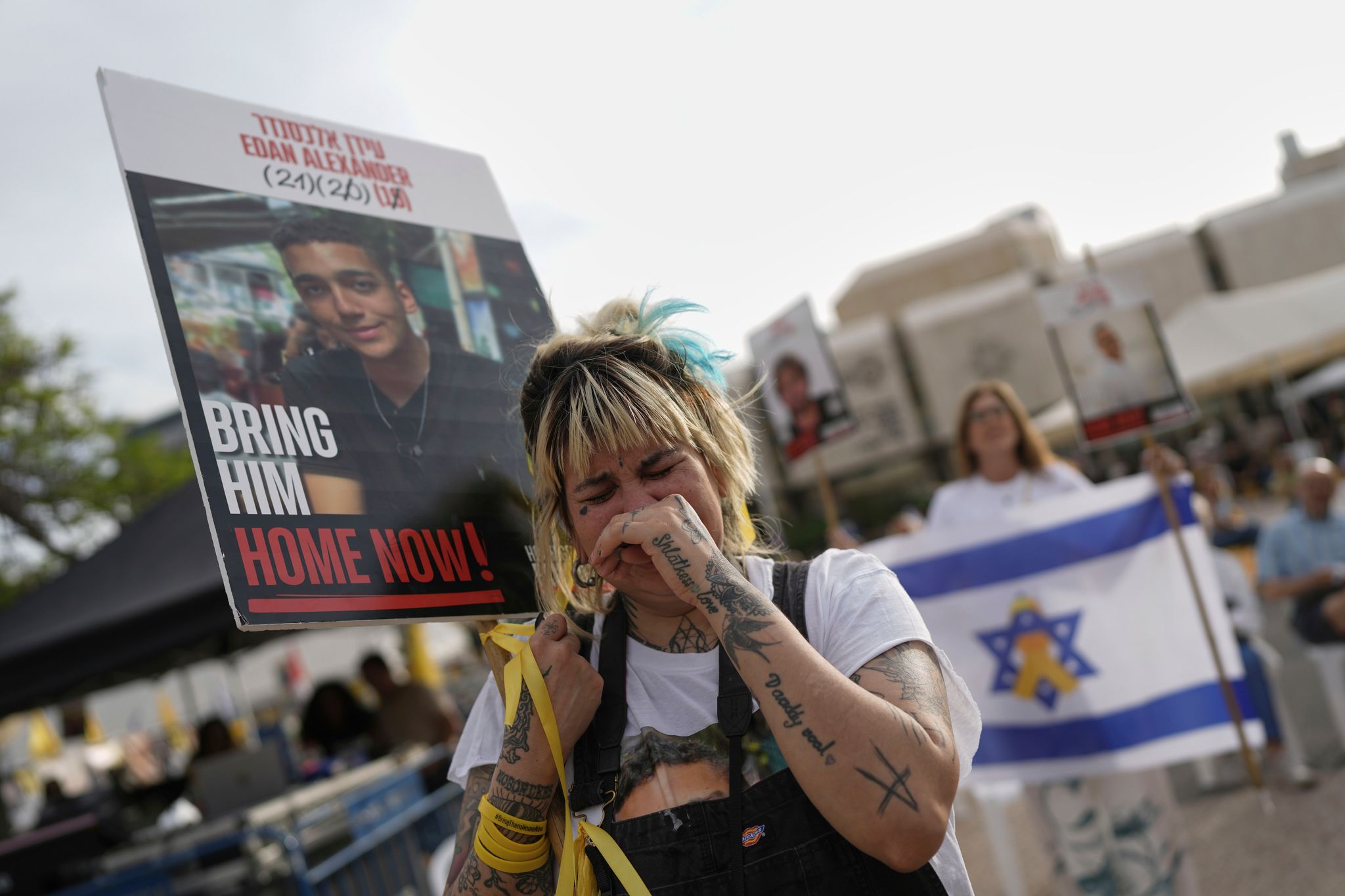 In Tel Aviv haben sich Menschen versammelt, um die Freilassung gemeinsam zu verfolgen.