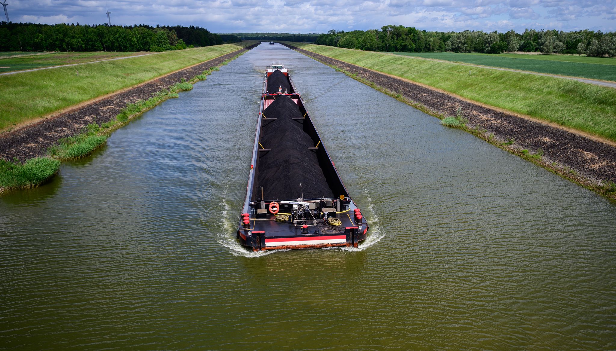 Mit 2.500 Tonnen Kohle an Bord fährt die «Niedersachsen 2» ferngesteuert durch den Elbe-Seitenkanal. Der Kapitän sitzt 400 Kilometer entfernt.