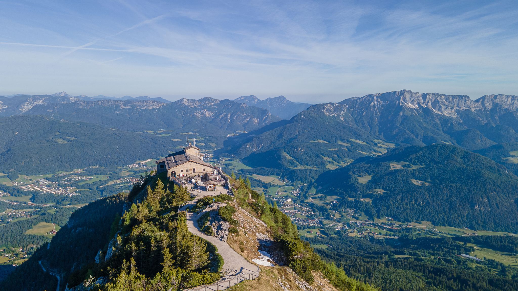 Berggaststätte und Mahnmal zugleich: Durch ihre exponierte Lage hat man vom Kehlsteinhaus einen einzigartigen Blick auf die Berchtesgadener Bergwelt.