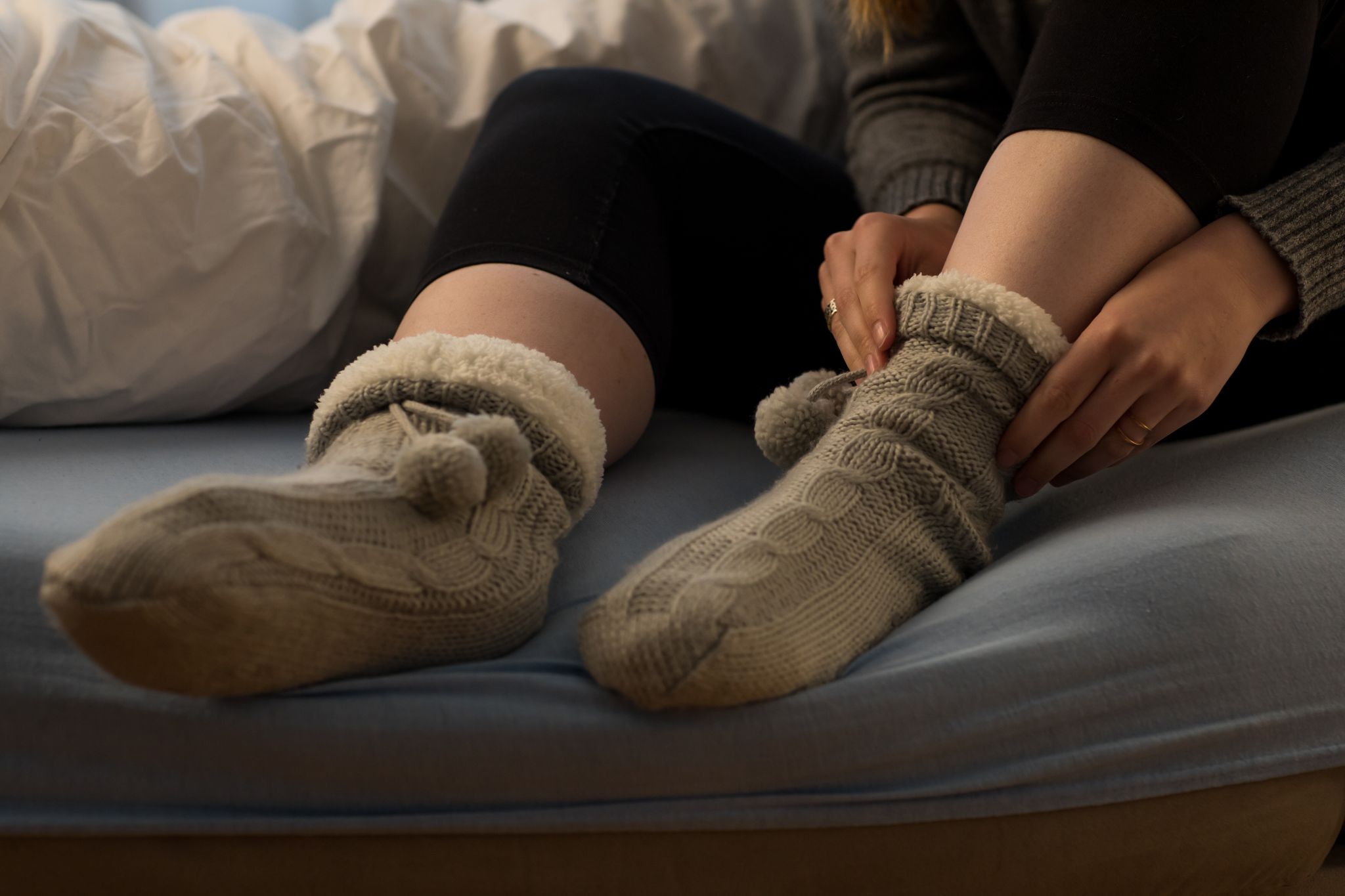 Ständig kalte Füße? Dahinter stecken nicht immer Durchblutungsstörungen – auch eine Schilddrüsenunterfunktion, Blutarmut oder Nervenschäden können die Ursache sein.