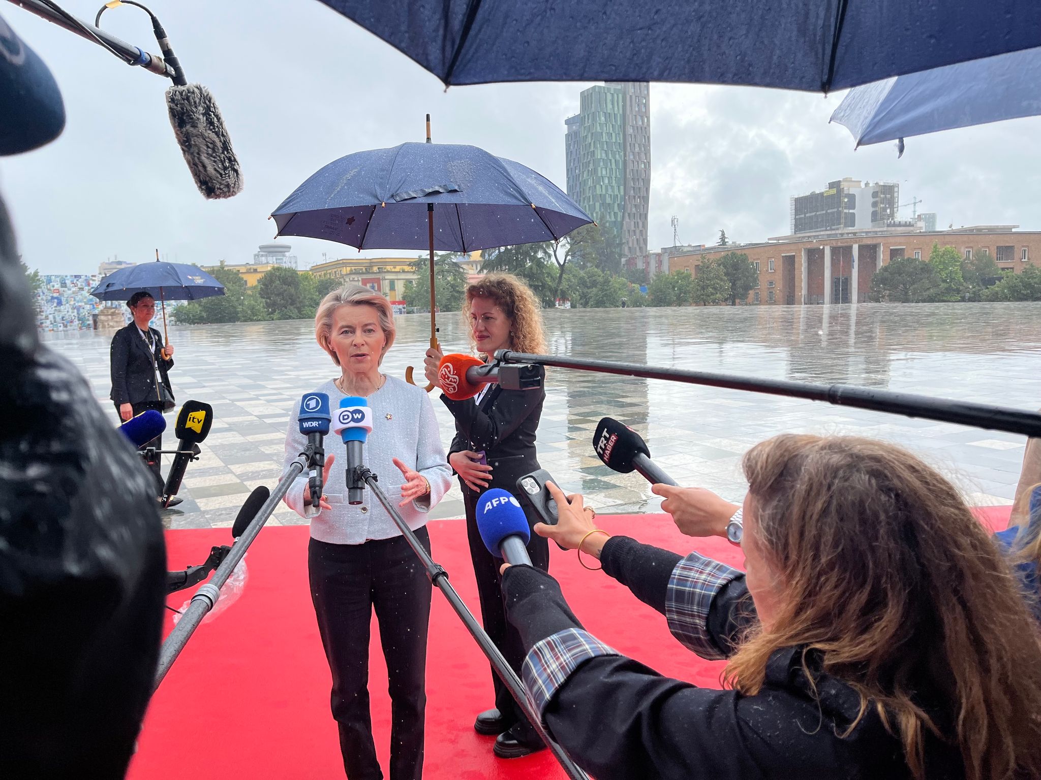 EU-Kommissionschefin Ursula von der Leyen findet in Tirana deutliche Worte zu Russlands Kurs in Verhandlungen mit der Ukraine.