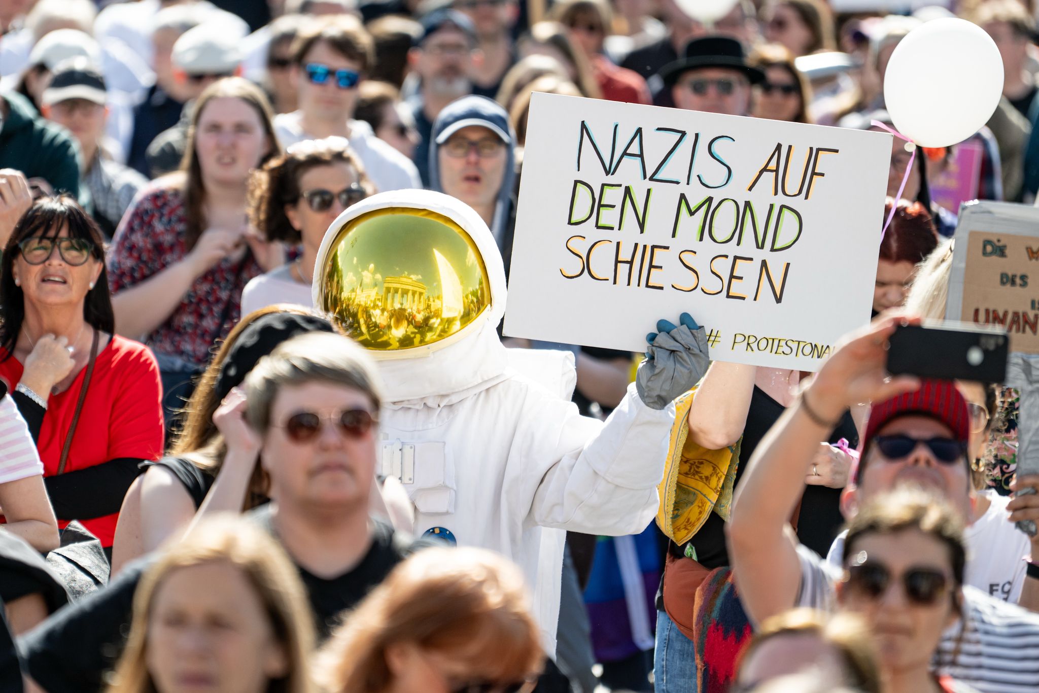 In Berlin sind mehrere tausend Menschen auf der Straße.