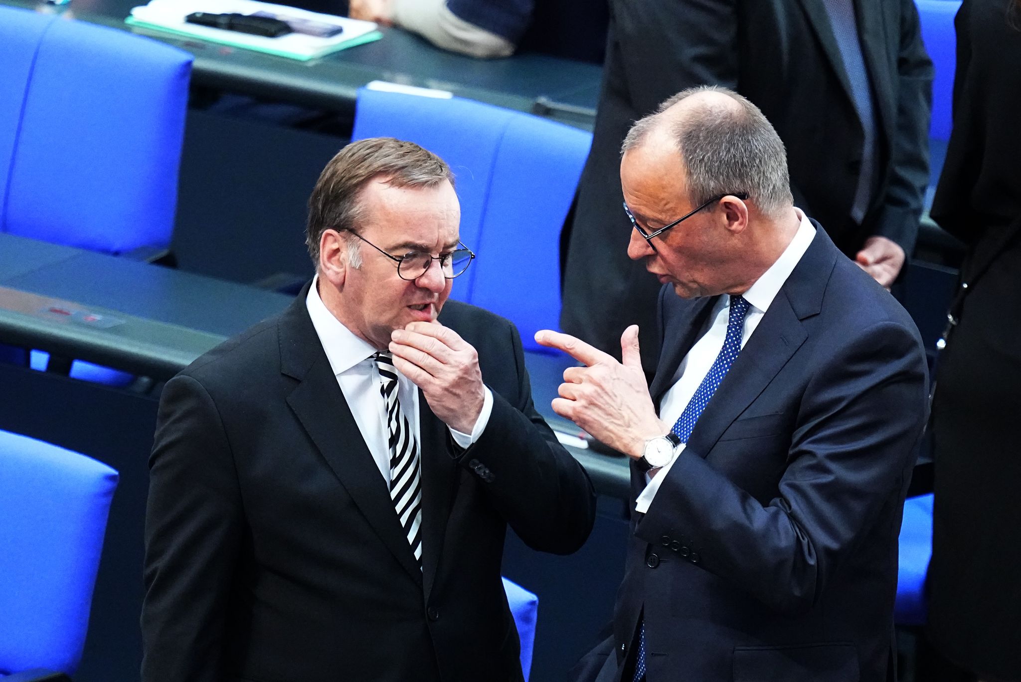 Seinen ersten Truppenbesuch macht der neue Kanzler zusammen mit seinem Verteidigungsminister.