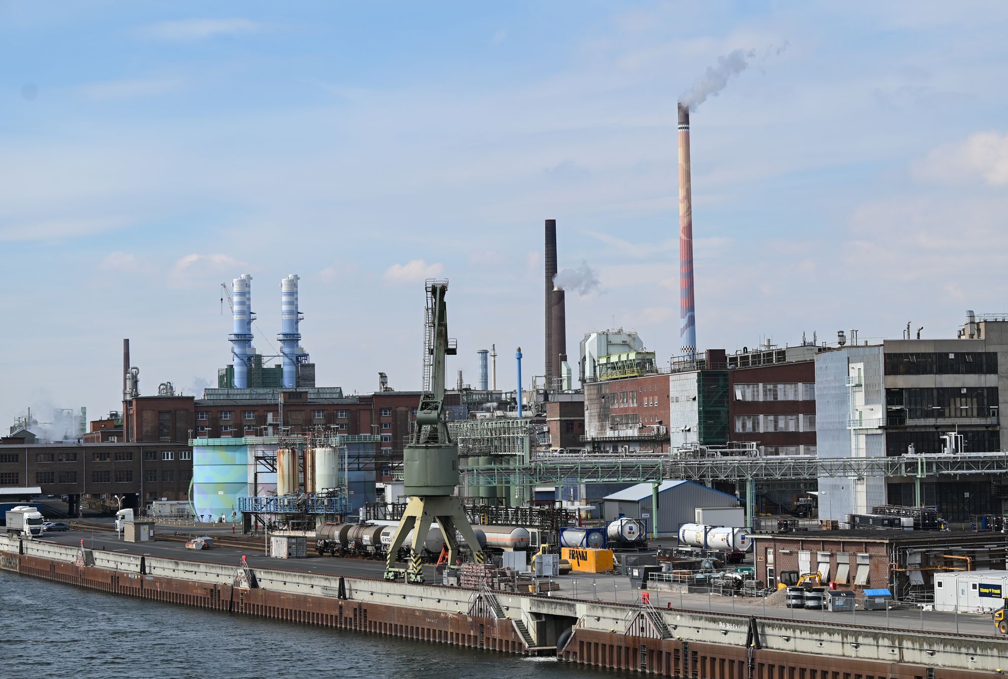 Bayer will seinen Standort im Frankfurter Industriepark Höchst aufgeben (Archivbild)