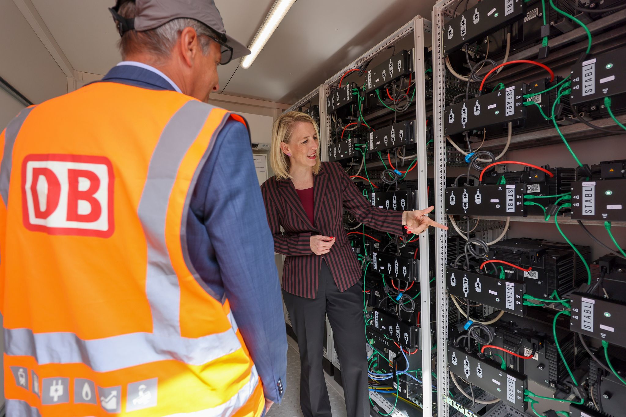 Laut Katrin Habenschaden, Nachhaltigkeitschefin der Deutschen Bahn, kann mit Solaranlagen und Batteriespeichern rund ein Viertel des Strombedarfs im Leipziger Werk gedeckt werden.