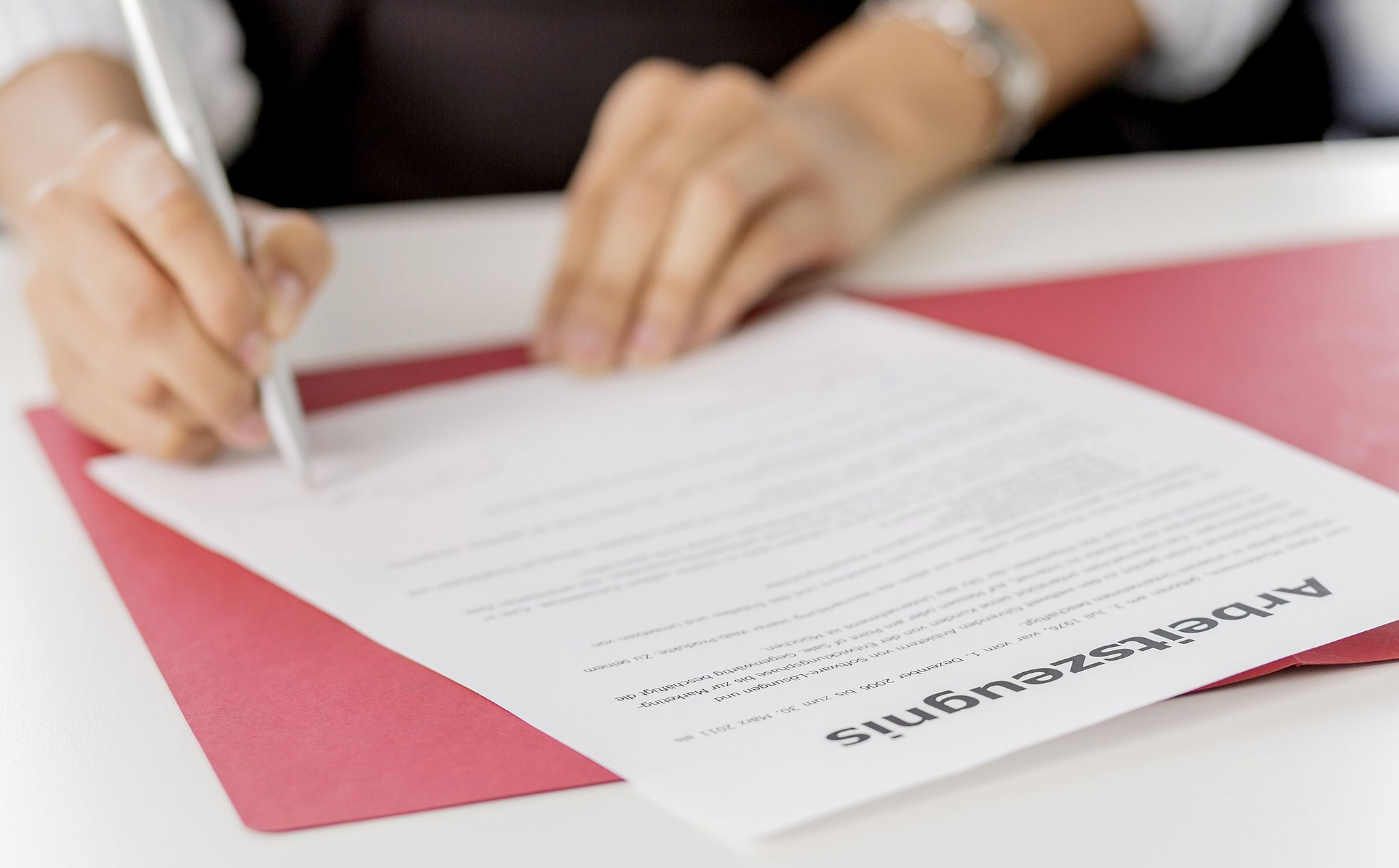 Arbeitszeugnisse müssen das tatsächliche Ausstellungsdatum tragen – Rückdatierungen sind nur nach Absprache zulässig.