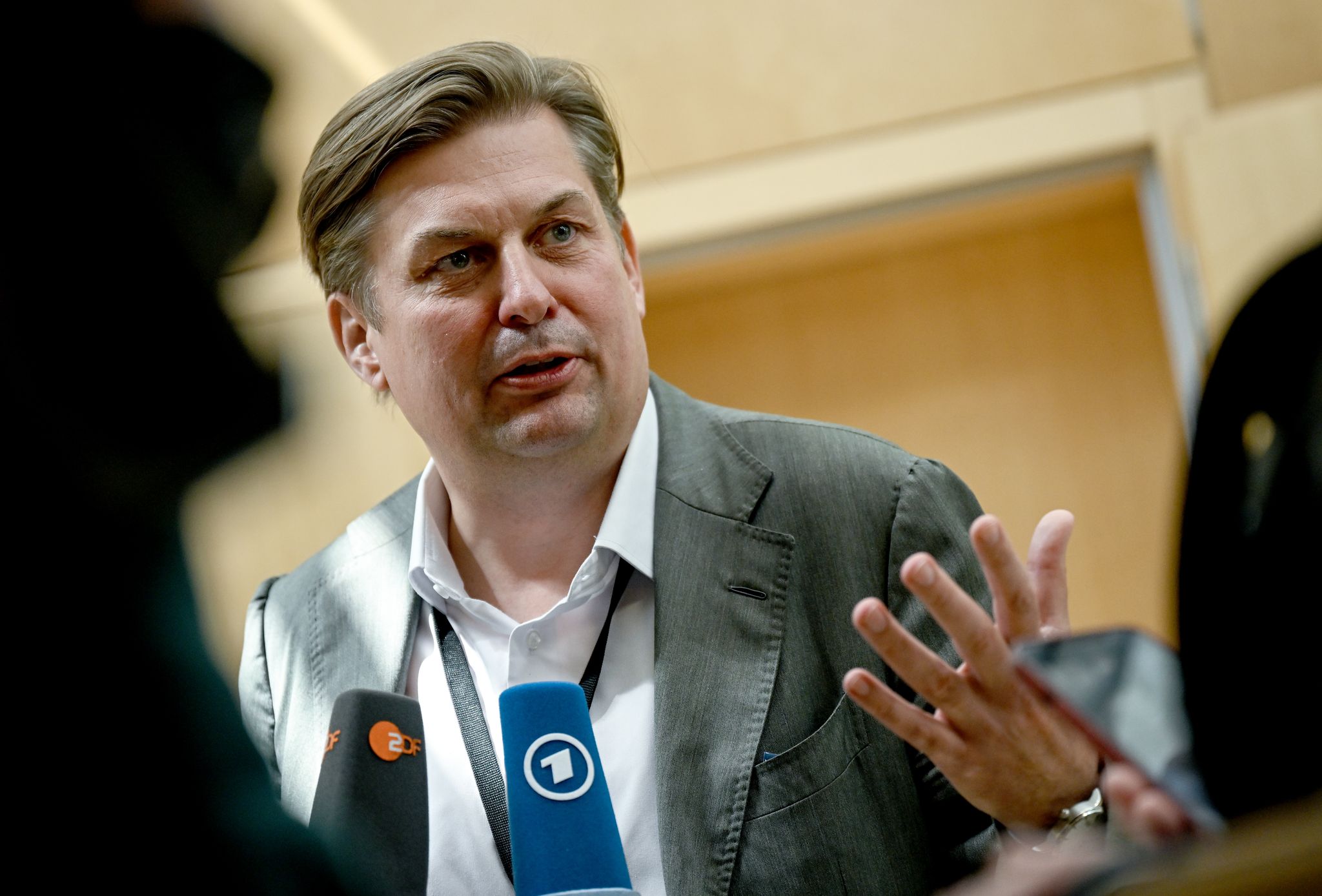 Gegen den AfD-Politiker Maximilian Krah läuft ein Ermittlungsverfahren wegen des Verdachts der Bestechlichkeit und Geldwäsche (Archivbild).