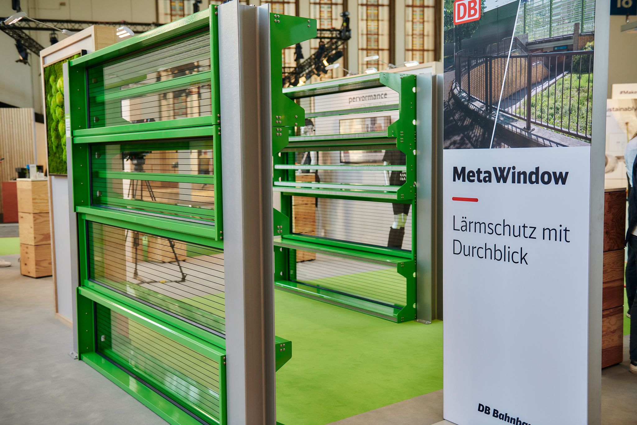 Entlang der Hamburger S-Bahn-Strecke der S4 verbaute die Bahn probeweise erstmals durchsichtige Lärmschutzwände (Archivbild)