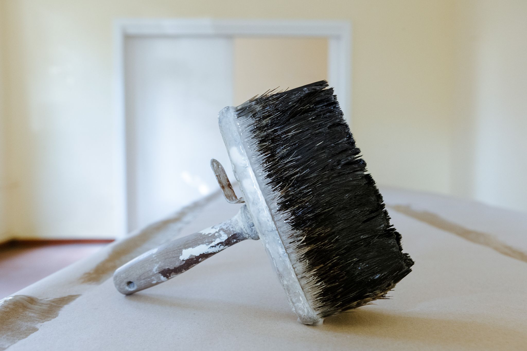 Beim Tapezieren von Strukturtapeten immer sorgfältig arbeiten und am besten die Wand, nicht die Tapete einkleistern.