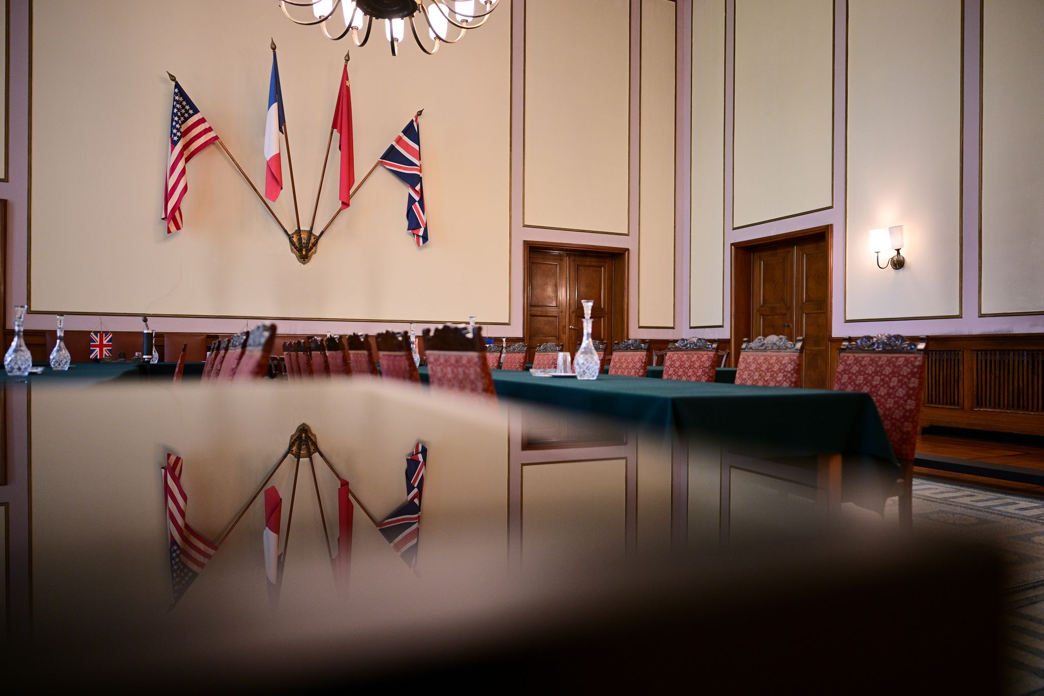 Festlicher Rahmen für den Untergang: Die Szenerie bei der Unterschrift der deutschen Wehrmachtsgeneräle unter die bedingungslose Kapitulation 1945. (Archivbild)