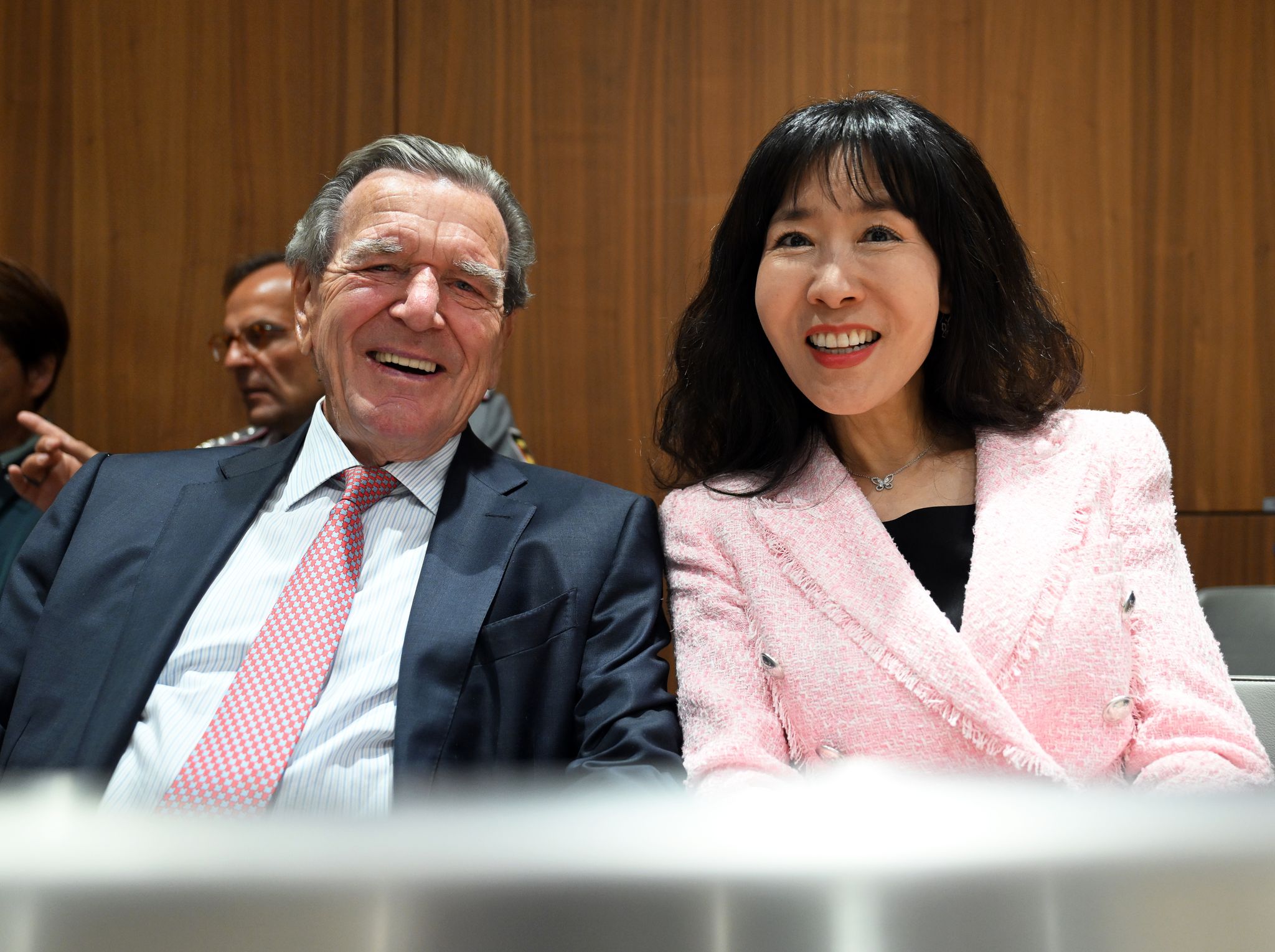 Begleitet von seiner Frau nimmt Altkanzler Schröder (r) an der Landtagssitzung in Hannover teil.