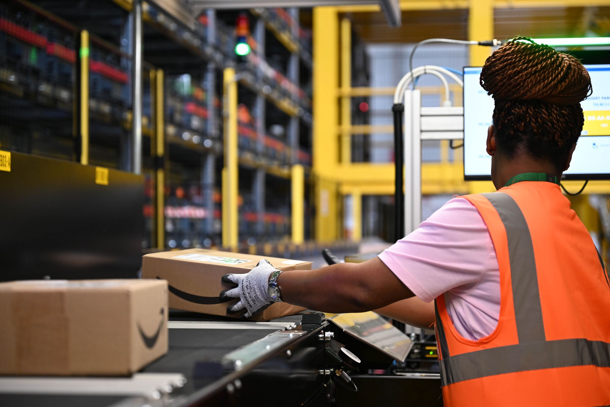 Eine Amazon-Mitarbeiterin an einem Standort des US-Logistikers in Dortmund - ein Job von 40.000 in Deutschland, Tendenz steigend.