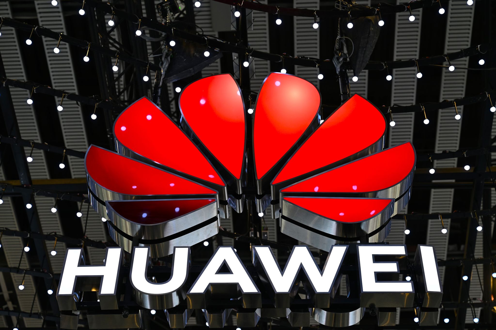 Die USA warnen Drittstaaten vor dem Kauf von Huaweis KI-Chips. China wirft Washington daher Mobbing vor.