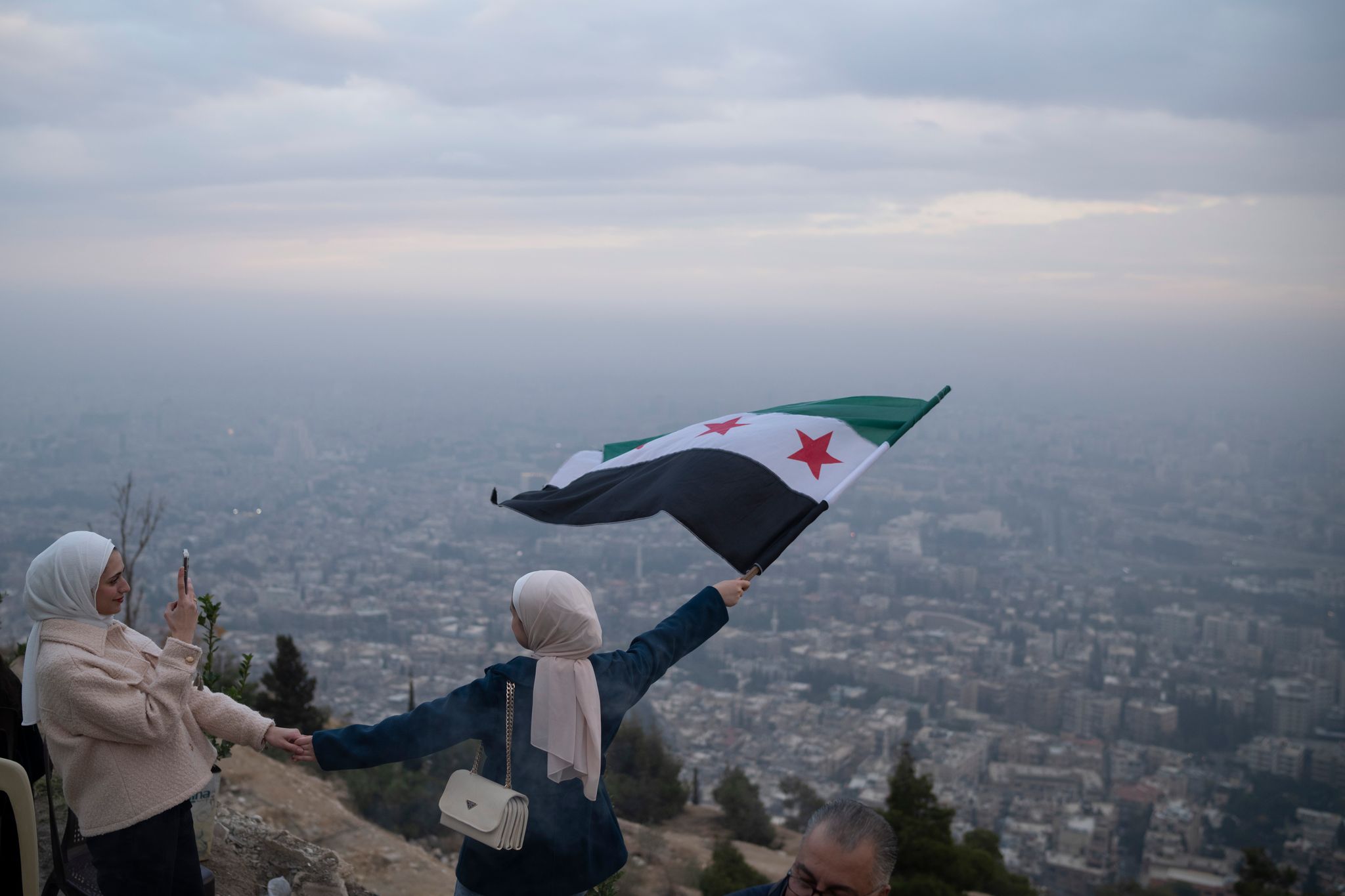 Die EU will mit der Aufhebung der Wirtschaftssanktionen den Wiederaufbau Syriens ermöglichen.