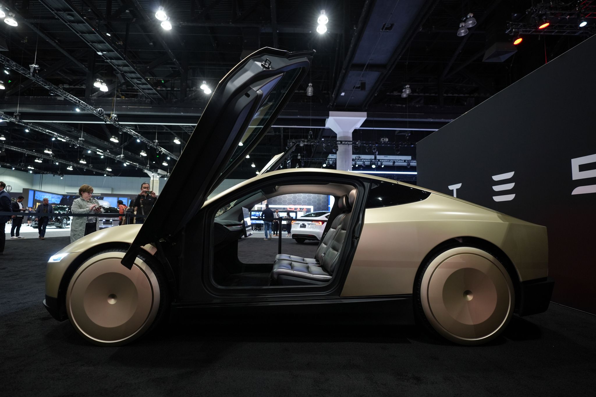 Ein Robotaxi-Fahrzeug ohne Lenkrad und Pedale will Tesla von 2026 an bauen. (Archivbild)