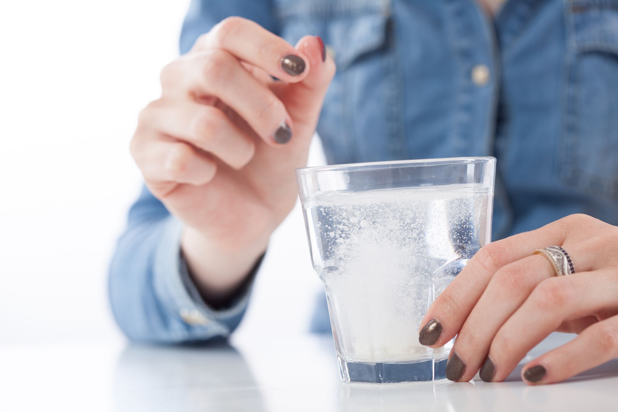 Wer aufgrund von Erkrankungen auf seinen Salzkonsum achten muss, sollte bei Nahrungsergänzungsmitteln nicht zur Brausetablette greifen.