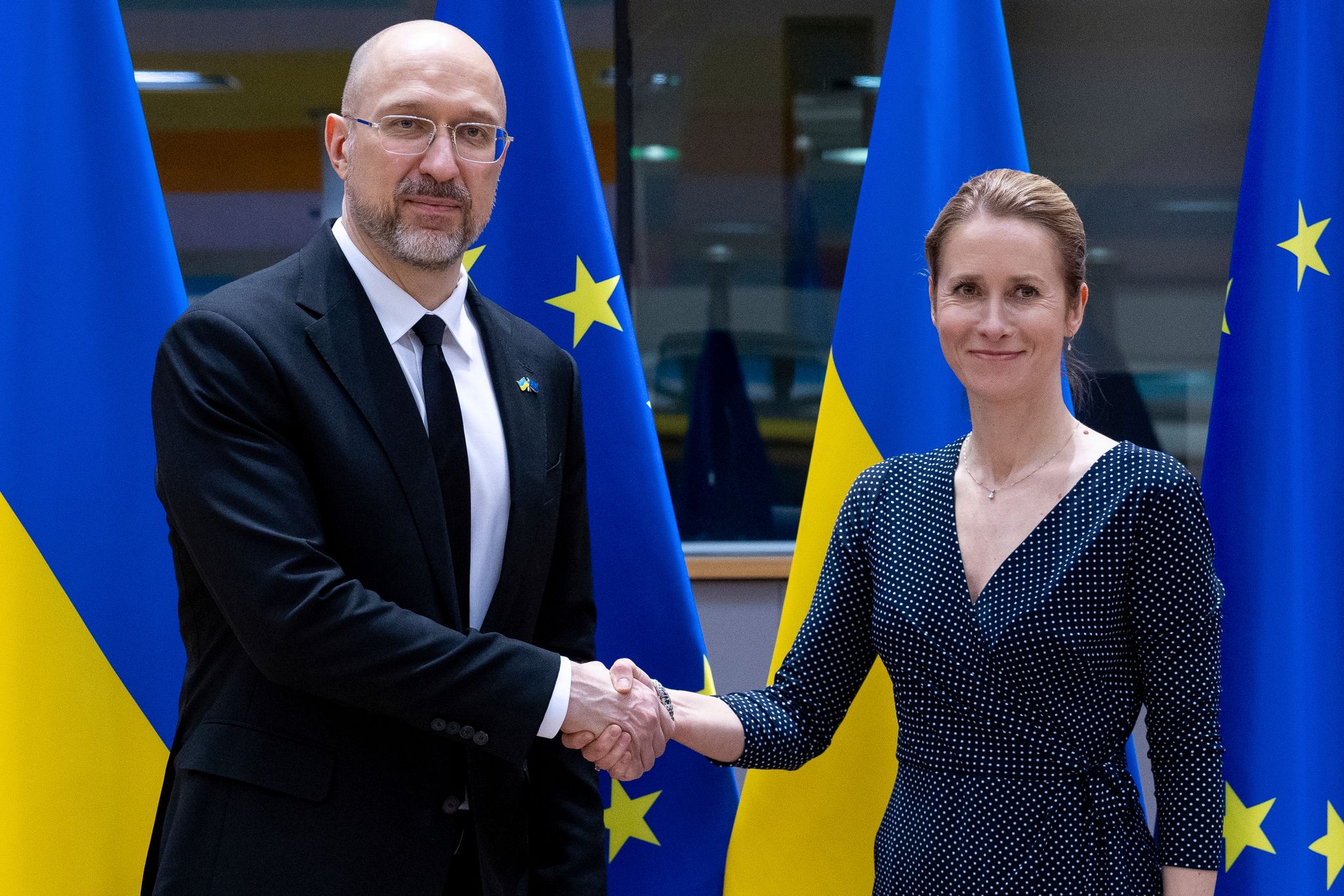 Symbolisch am Europatag reiste die EU-Außenbeauftragte Kaja Kallas (r) in Begleitung von Außenministern der EU-Staaten ins westukrainische Lwiw (Lemberg) unter anderem zu Gesprächen mit dem ukrainischen Regierungschef Denys Schmyhal (l) (Archivbild)