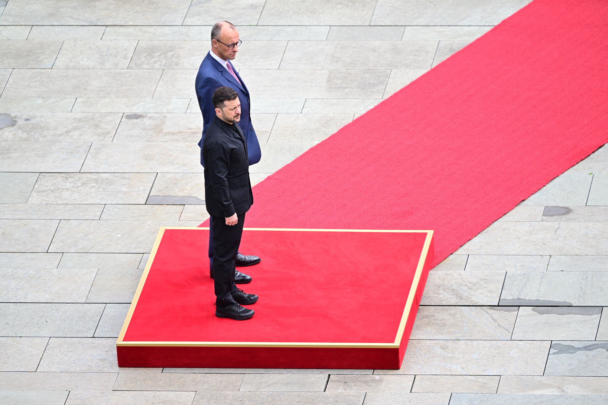 Bundeskanzler Friedrich Merz empfing den ukrainischen Präsidenten Selenskyj mit militärischen Ehren.