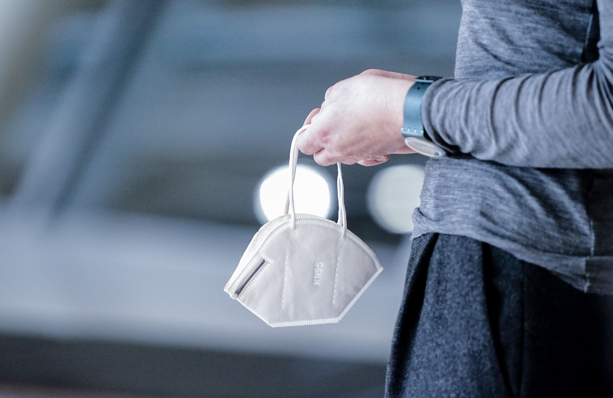 Eigentlich fühlt man sich krank - aber traut sich doch nicht, zu Hause zu bleiben: Oft meldet sich das schlechte Gewissen gegenüber den Kolleginnen und Kollegen, die sonst die Arbeit auffangen müssen.