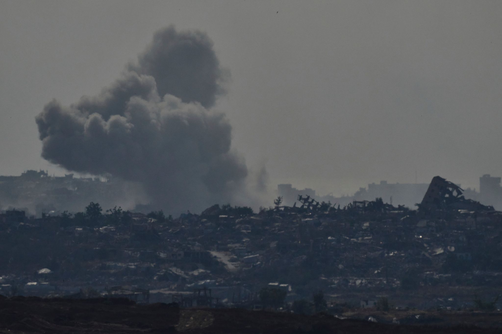 Israel hat erneut Dutzende Angriffe auf den Gazastreifen geflogen.