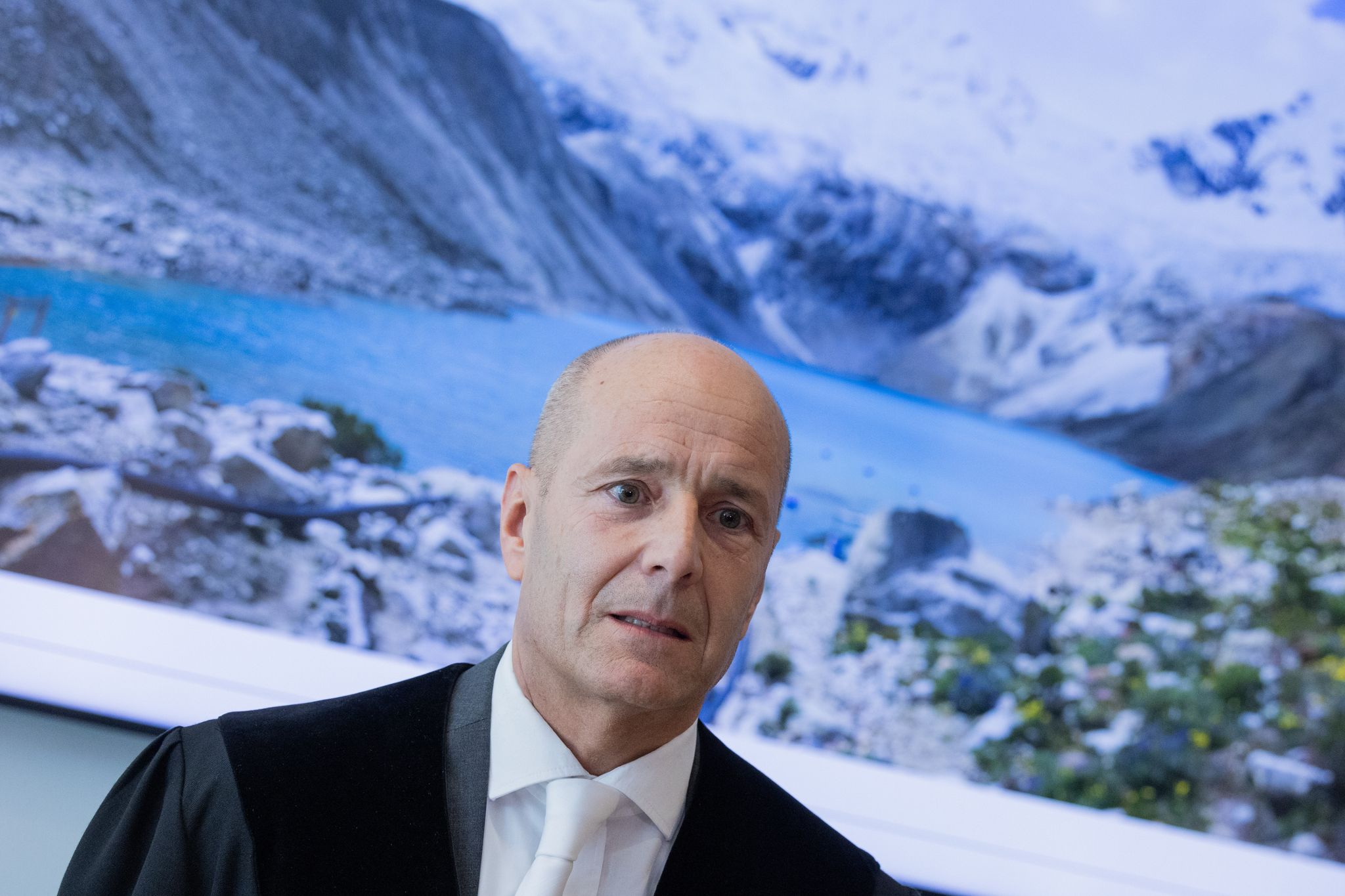 Richter Meyer vom OLG Hamm will kommende Woche verkünden, wie das Gericht im Fall der sogenannten Klimaklage eines peruanischen Landwirts und Bergführers gegen den Energiekonzern RWE entschieden hat.