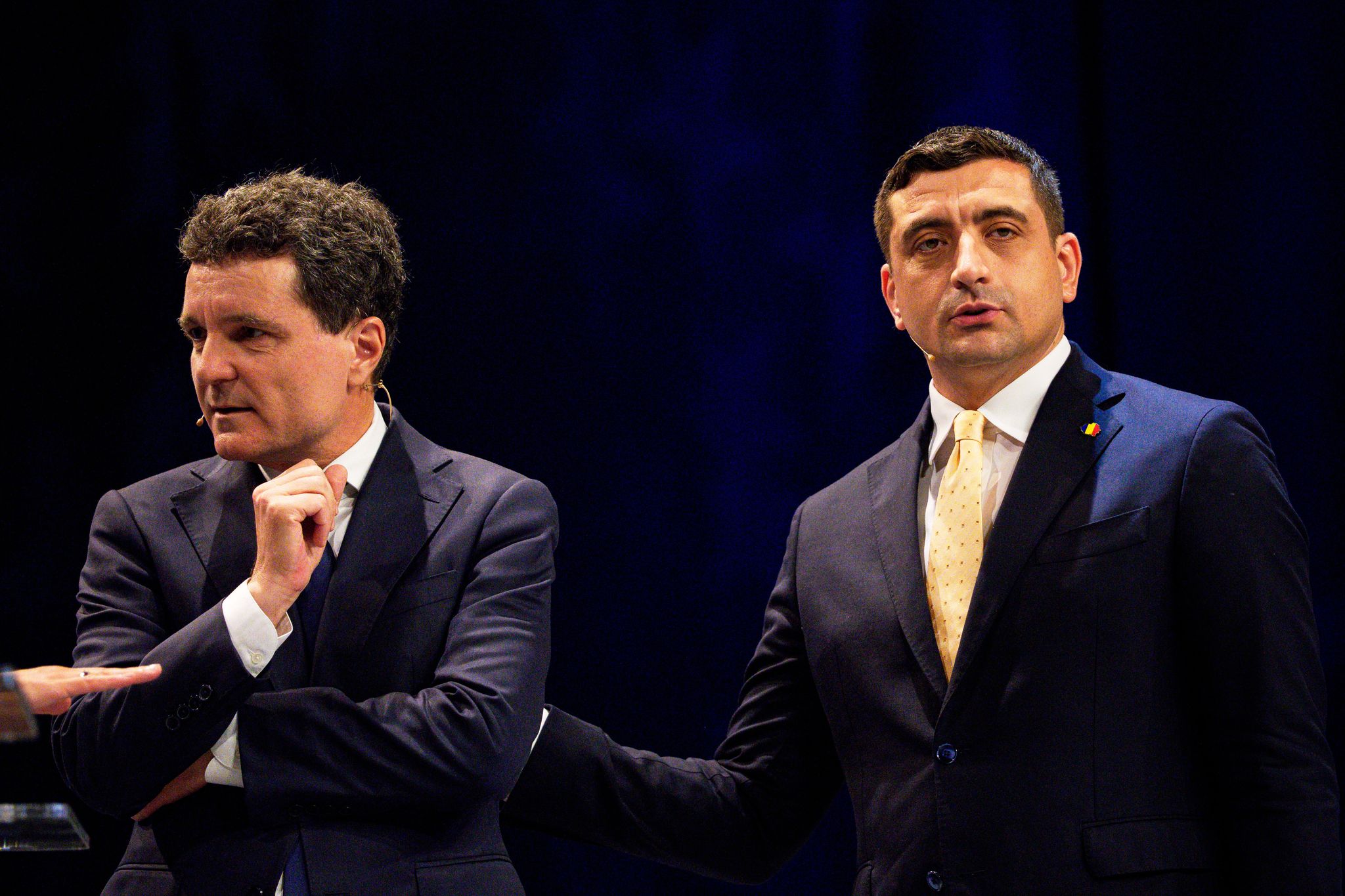 Der liberalkonservative Pro-Europäer Nicusor Dan (l) tritt bei der Präsidenten-Stichwahl in Rumänien gegen den EU-skeptischen Rechtspopulisten George Simion an. (Archivbild)