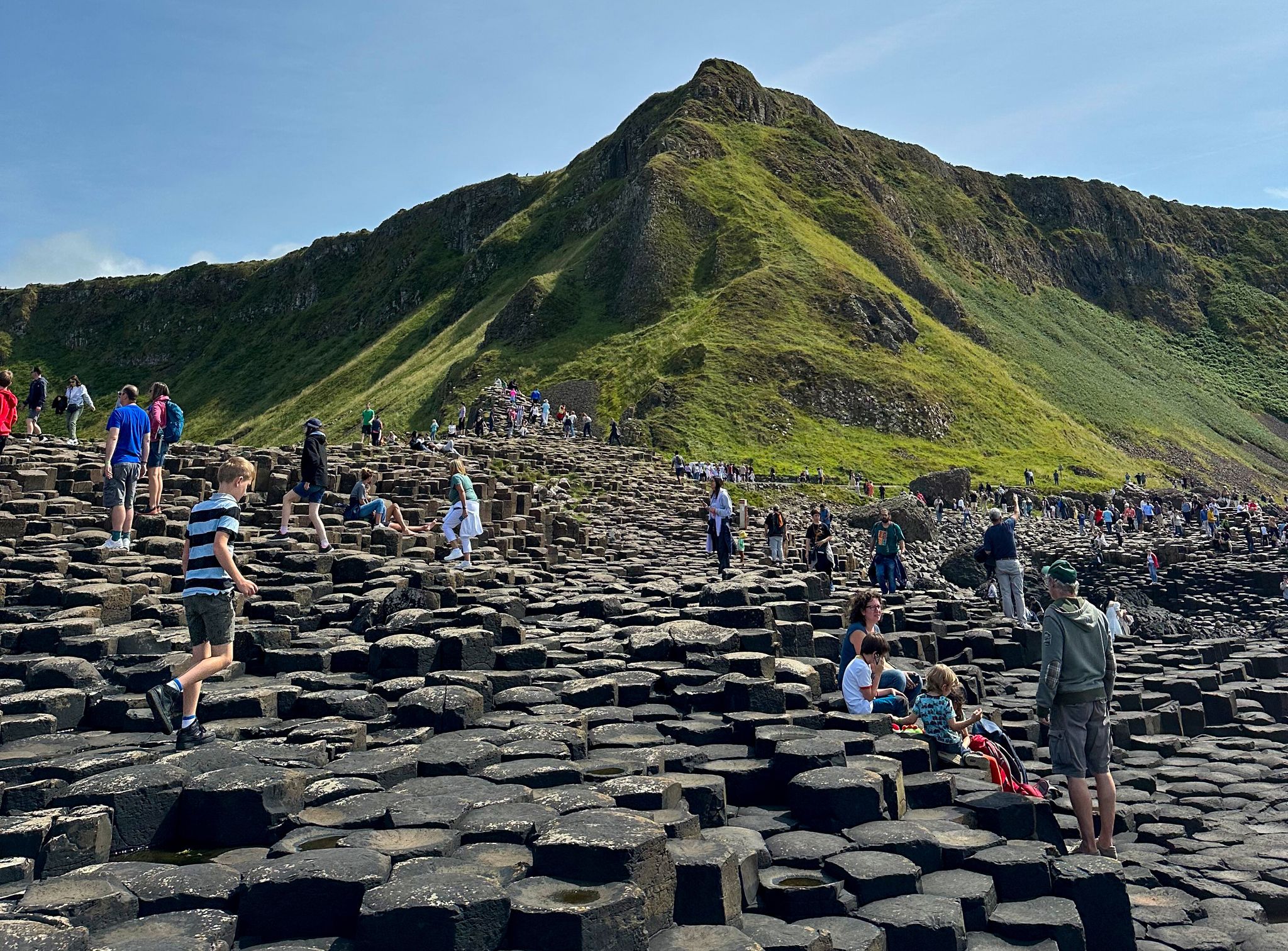 Naturattraktion in Nordirland: Die Steinformation Giant's Causeway lockt Touristen aus aller Welt an.
