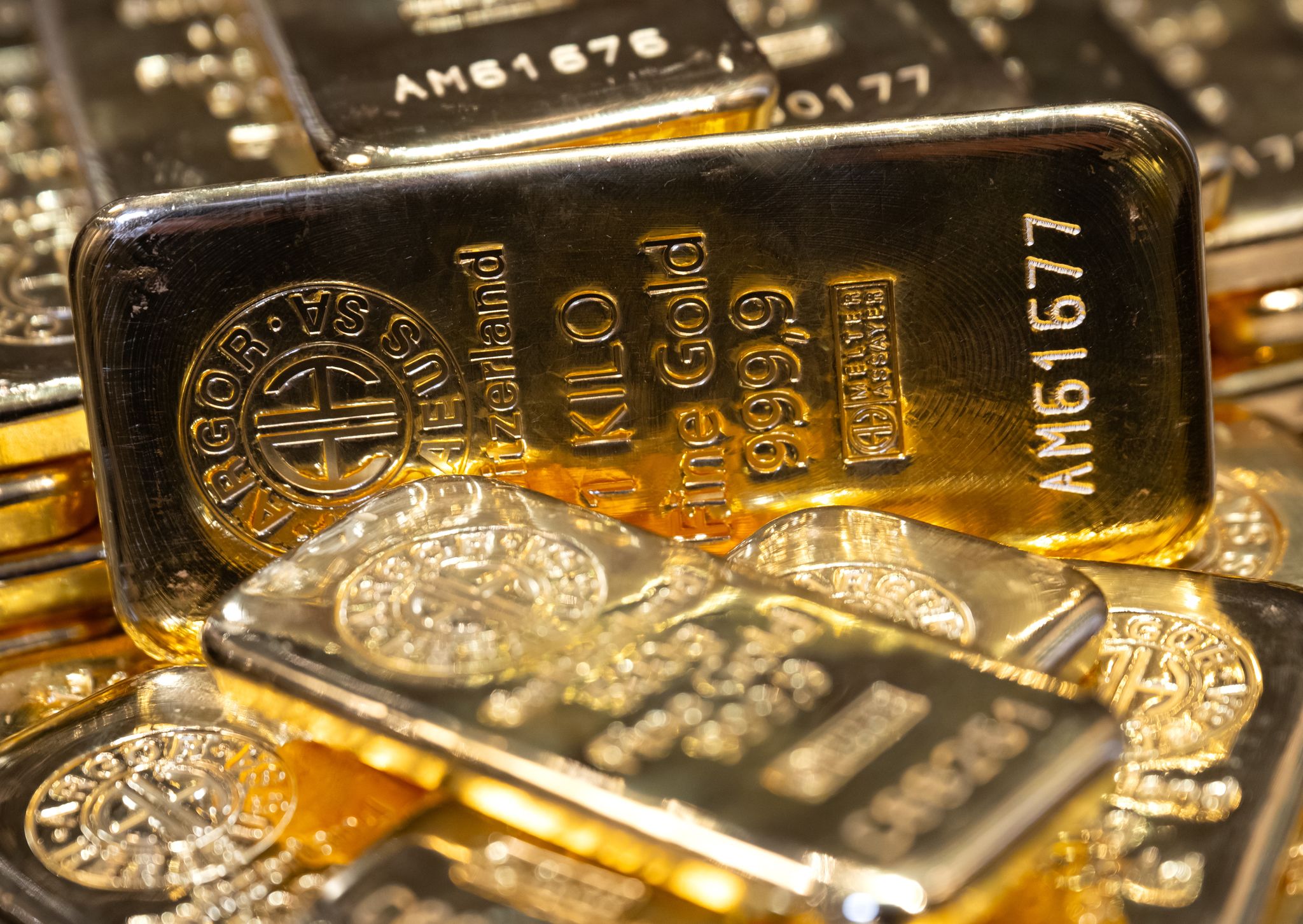 Der Goldpreis nähert sich wieder dem Rekordhoch, das Mitte April bei 3.500 Dollar erreicht worden war. (Symbolbild)