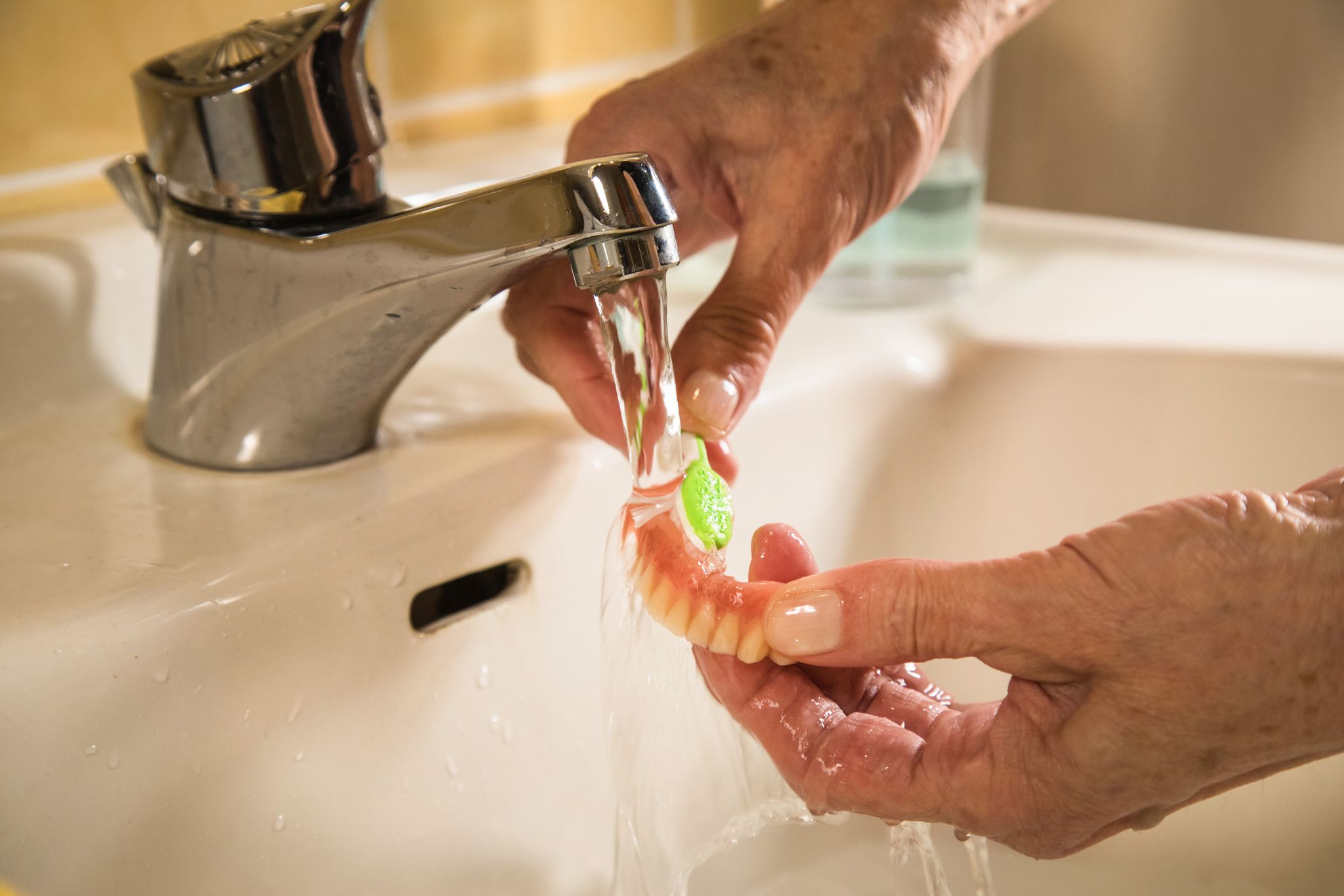 Zahnpasta ist tabu: Für Zahnprothesen lieber Reinigungspasten oder Seife verwenden.