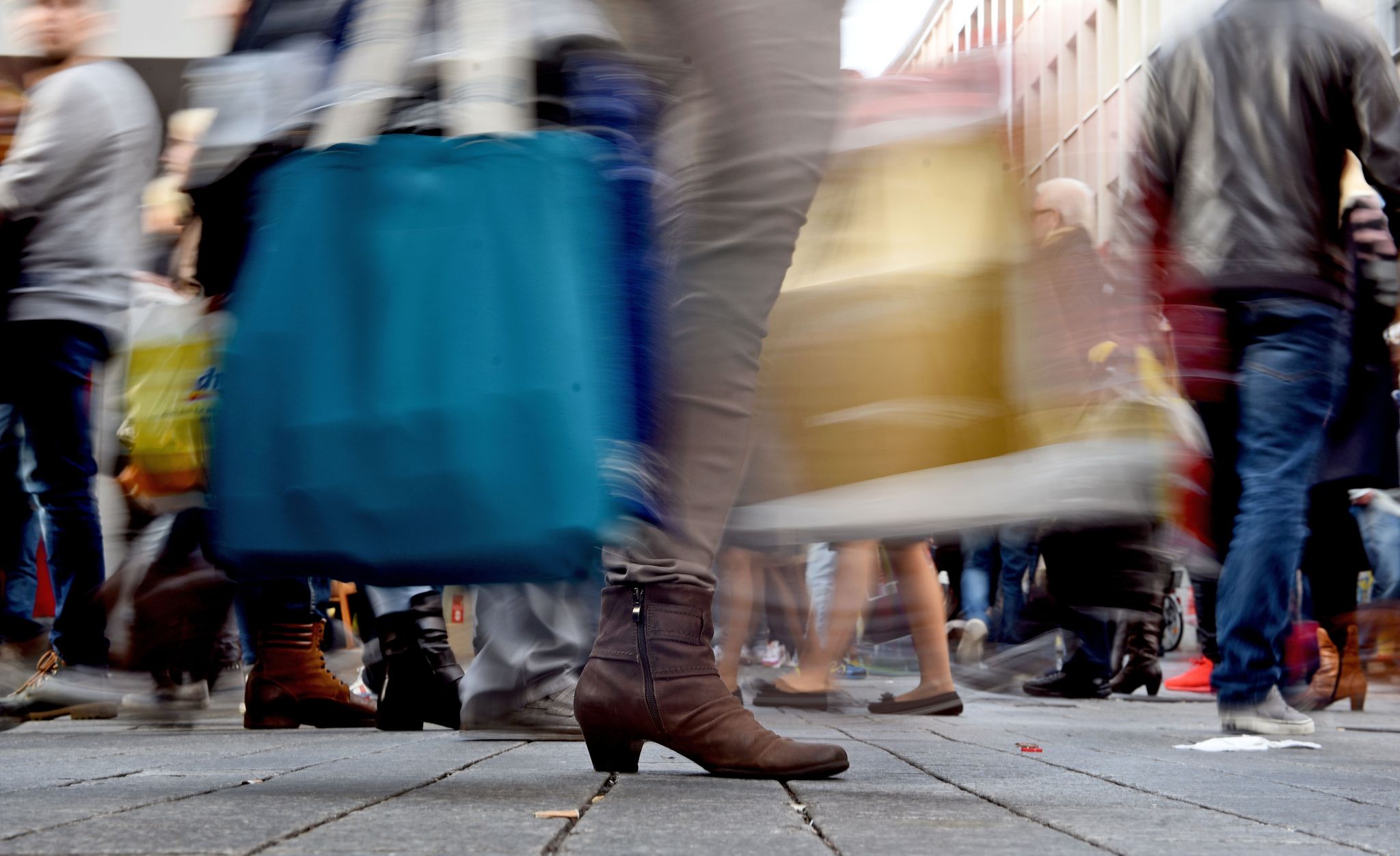 Volle Tüten, leere Konten: Bei Kaufsucht geraten Selbstkontrolle und Finanzen oft aus dem Gleichgewicht.