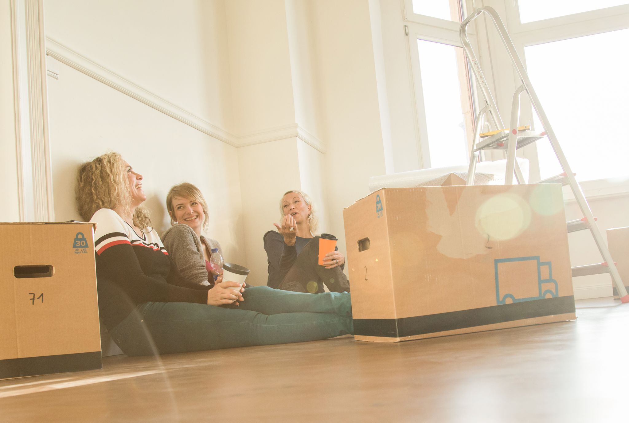 Auszug? Mit der Übergabe der Mietkaution können Mieterinnen und Mieter zu diesem Zeitpunkt noch nicht rechnen. Vermieter dürfen die Zahlung zurückhalten, bis mögliche offene Rechnungen beglichen sind.