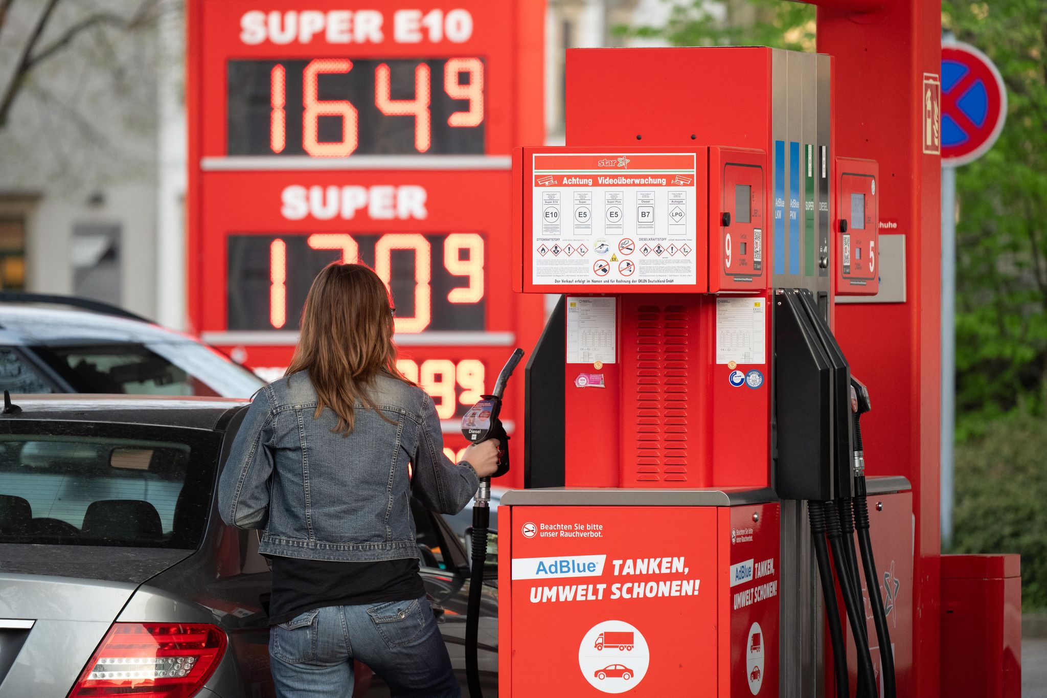 Tanken ist im April billiger geworden. (Symbolbild)