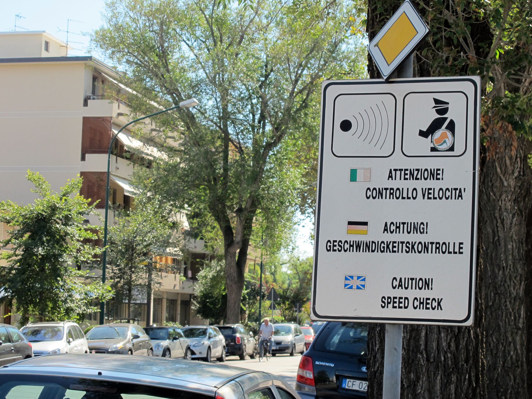 Urlaub vorbei, Bußgeld da: Verkehrsverstöße im Ausland können teuer werden – und auch zu Hause Folgen haben.