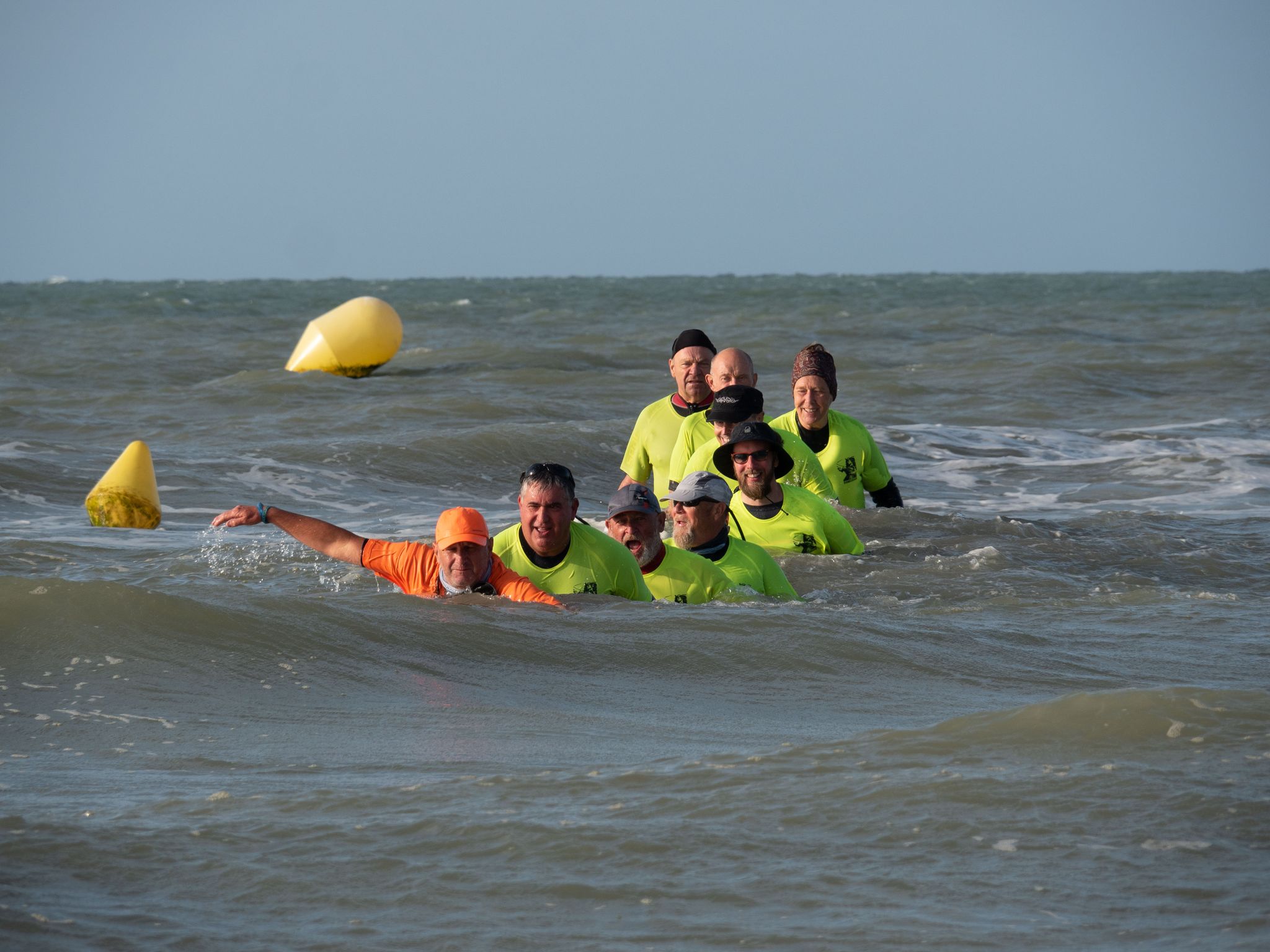 Bald ist es geschafft: die Gruppe gegen Ende des Meerwasserwanderns mit Erfinder Thomas Wallyn.